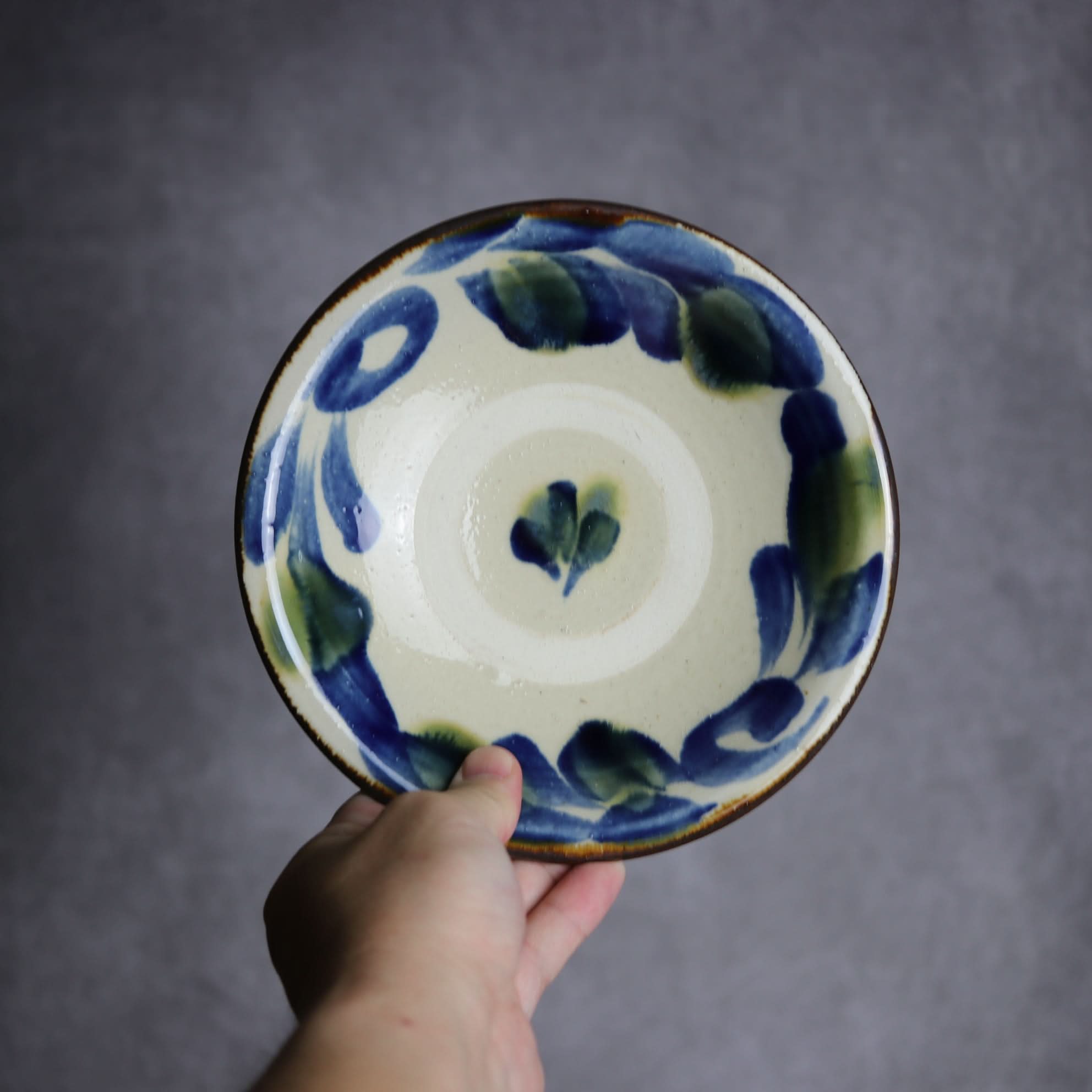 6寸皿1 呉須 緑釉 唐草 やちむん 陶器 いずみ窯 島袋工房 やちむん 陶器.