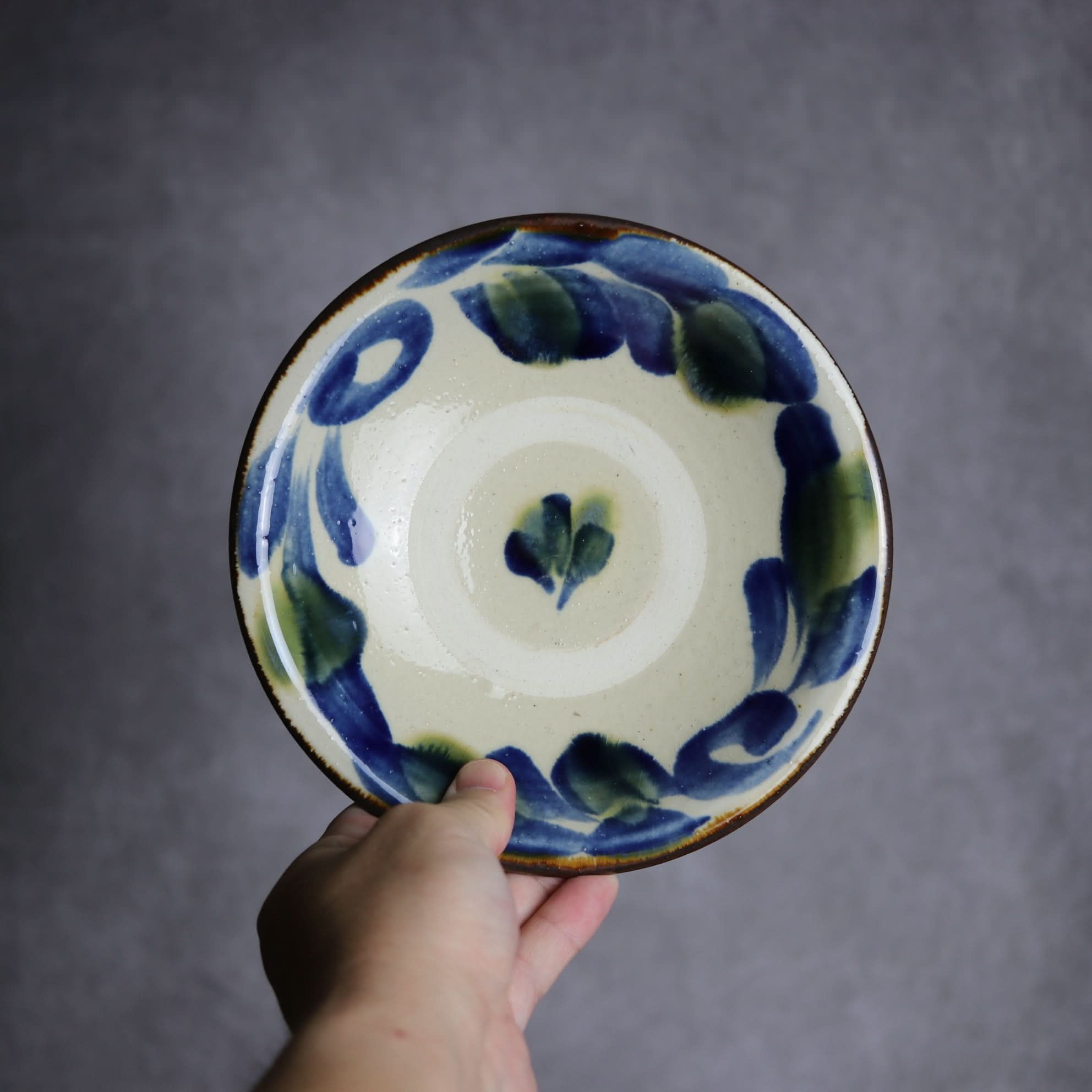 6寸皿1 呉須 緑釉 唐草 やちむん 陶器 いずみ窯 島袋工房 やちむん 陶器.