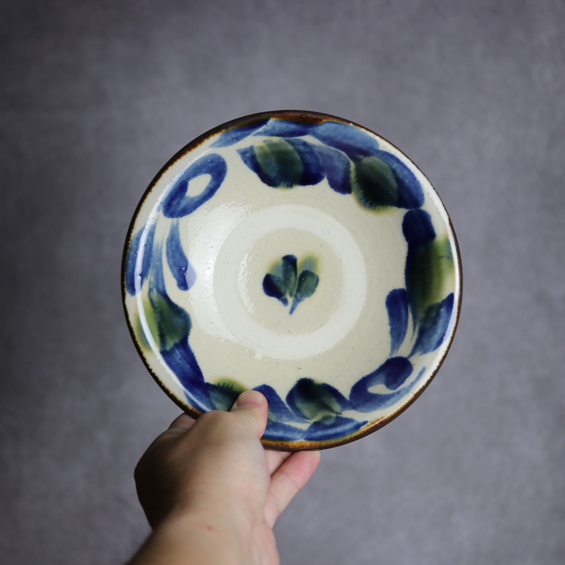 6寸皿1 呉須 緑釉 唐草 やちむん 陶器 いずみ窯 島袋工房 やちむん 陶器.