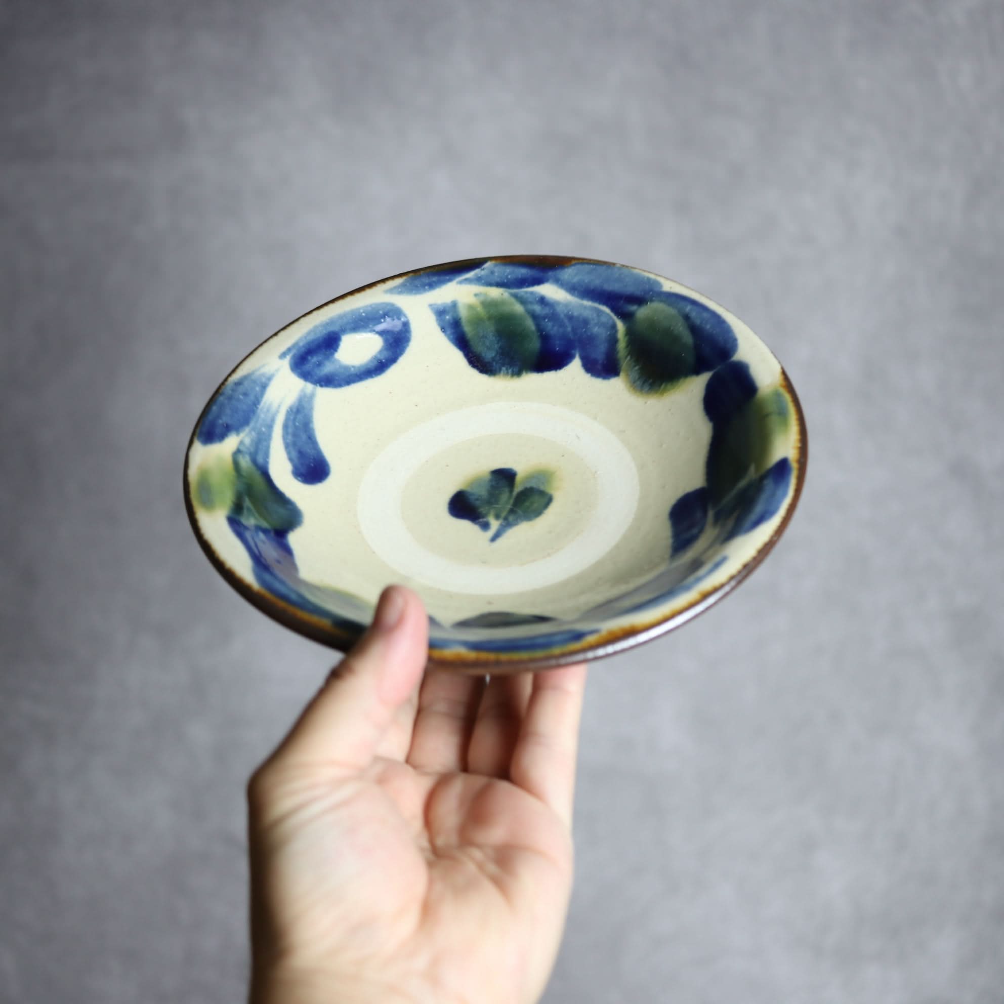 6寸皿1 呉須 緑釉 唐草 やちむん 陶器 いずみ窯 島袋工房 やちむん 陶器.