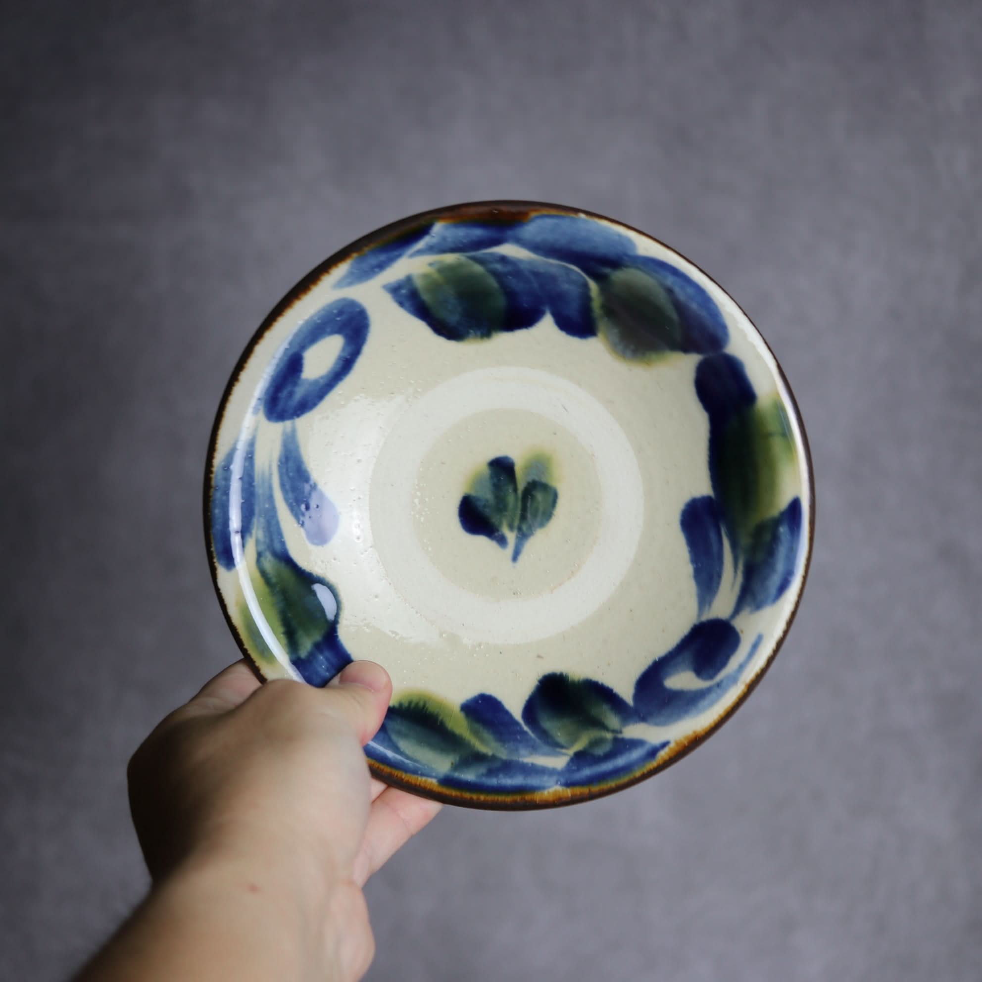 6寸皿1 呉須 緑釉 唐草 やちむん 陶器 いずみ窯 島袋工房 やちむん 陶器.