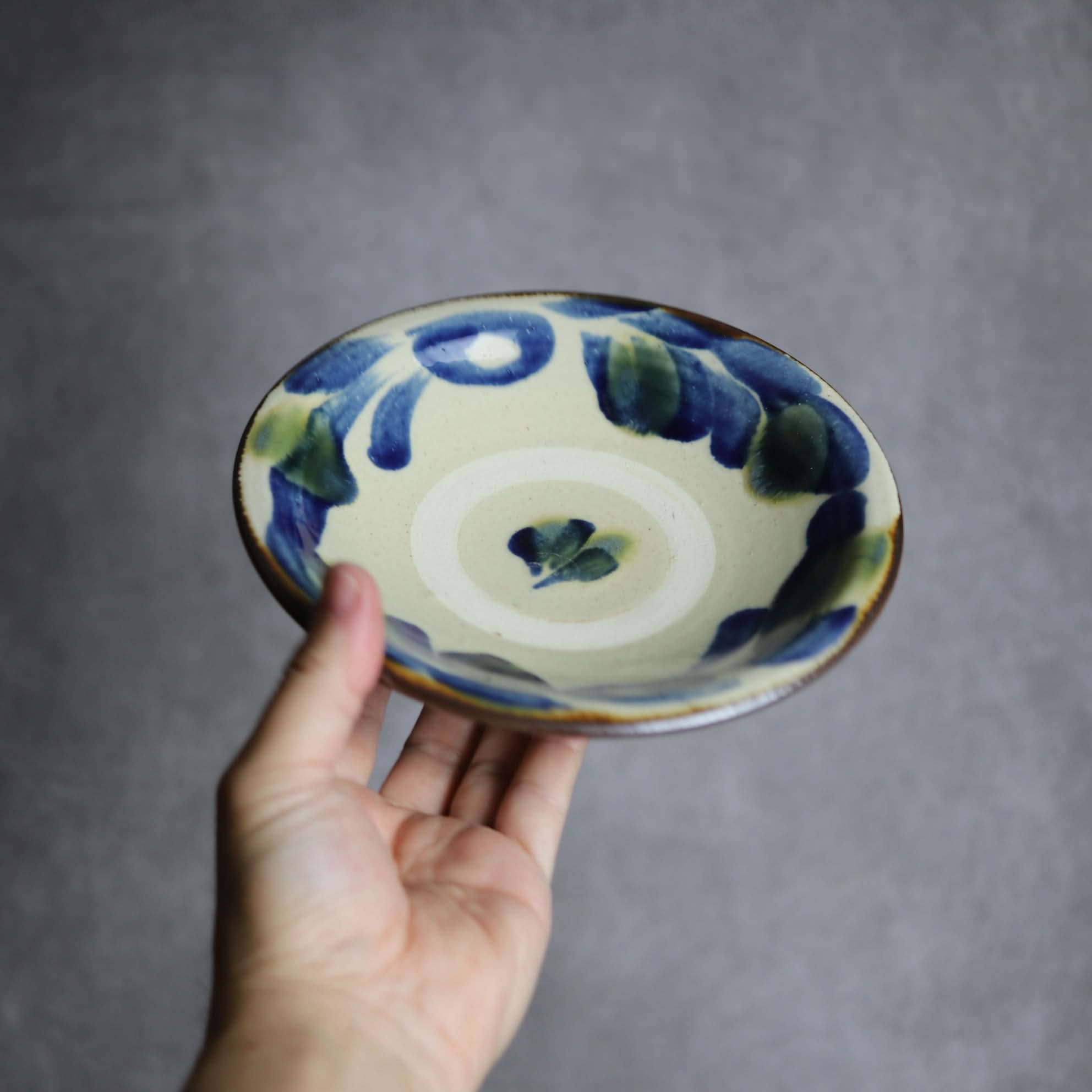 6寸皿1 呉須 緑釉 唐草 やちむん 陶器 いずみ窯 島袋工房 やちむん 陶器.