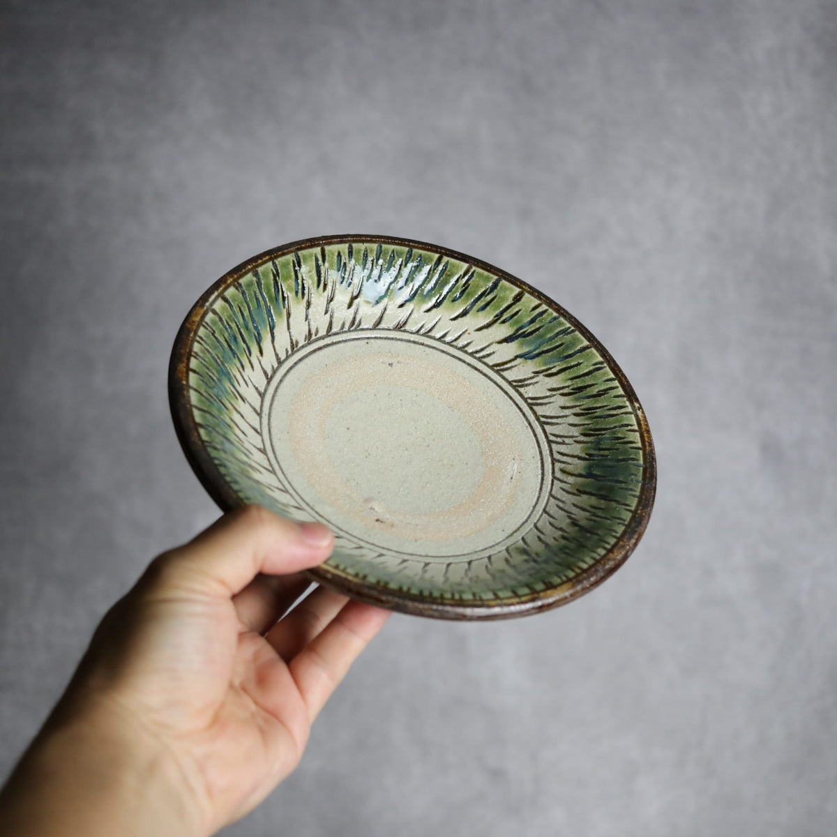6寸皿3 緑釉 飛鉋 やちむん 陶器 栄一工房