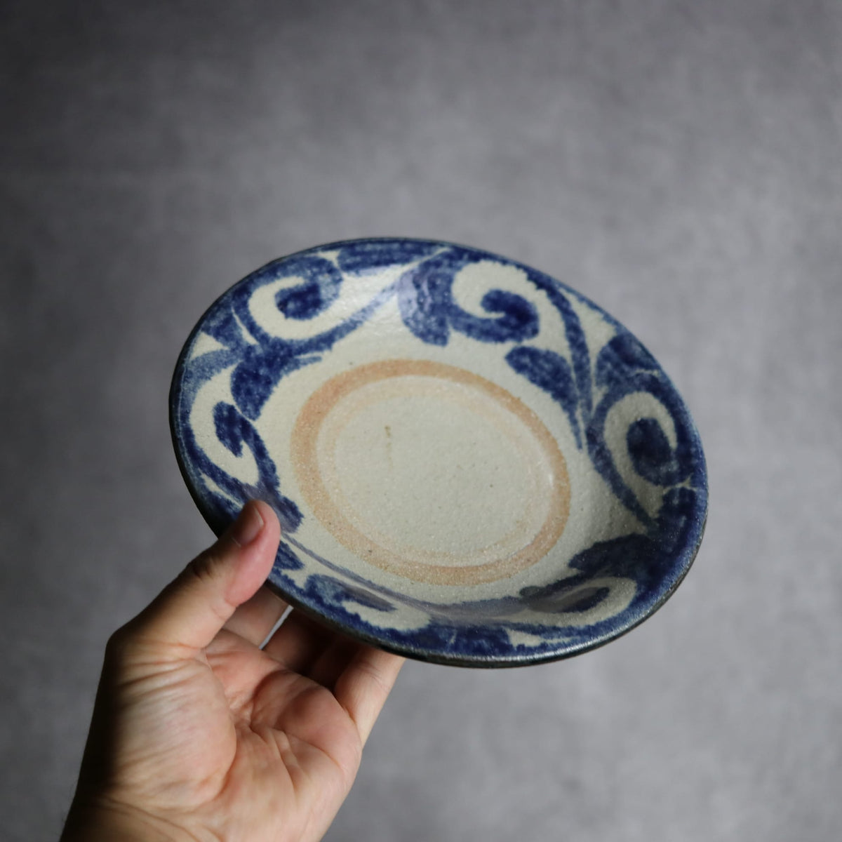 6寸皿1 呉須釉 唐草 やちむん 陶器 栄一工房