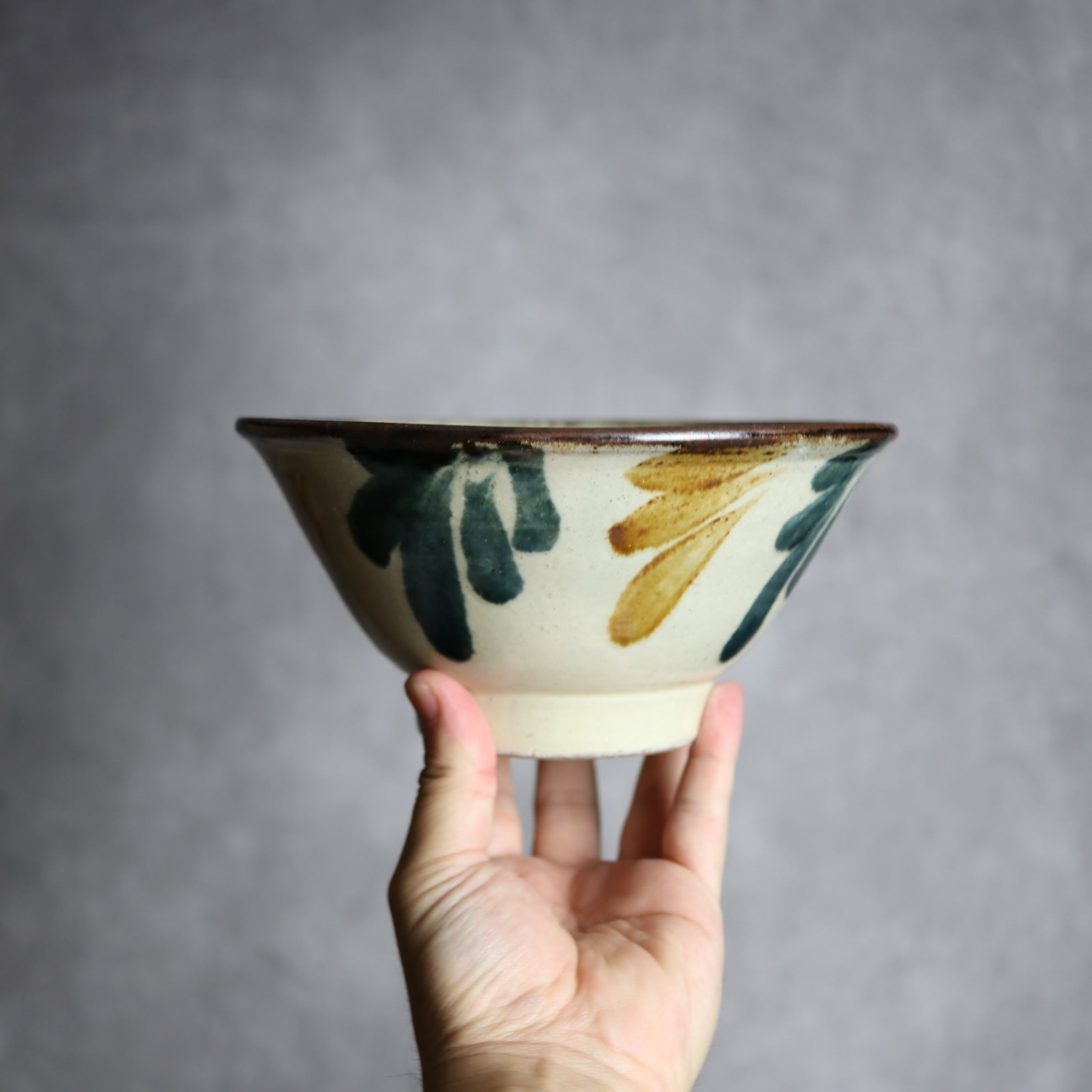 いずみ窯 島袋工房 - 6寸マカイ1 飴 呉須釉 葉紋 やちむん 陶器 いずみ窯 島袋工房 - mundasui