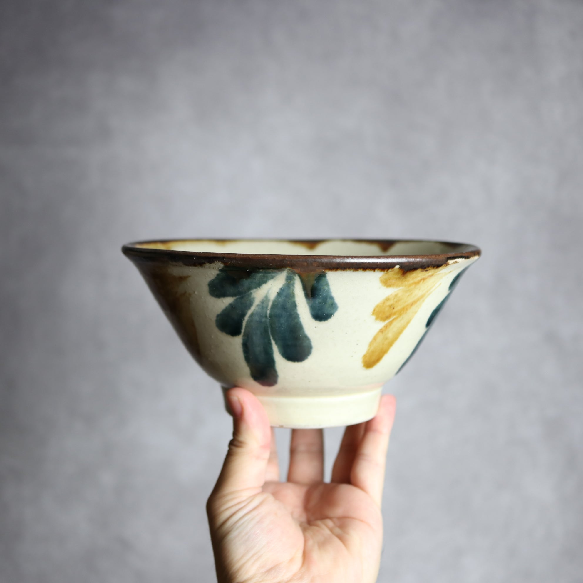 いずみ窯 島袋工房 - 6寸マカイ1 飴 呉須釉 葉紋 やちむん 陶器 いずみ窯 島袋工房 - mundasui