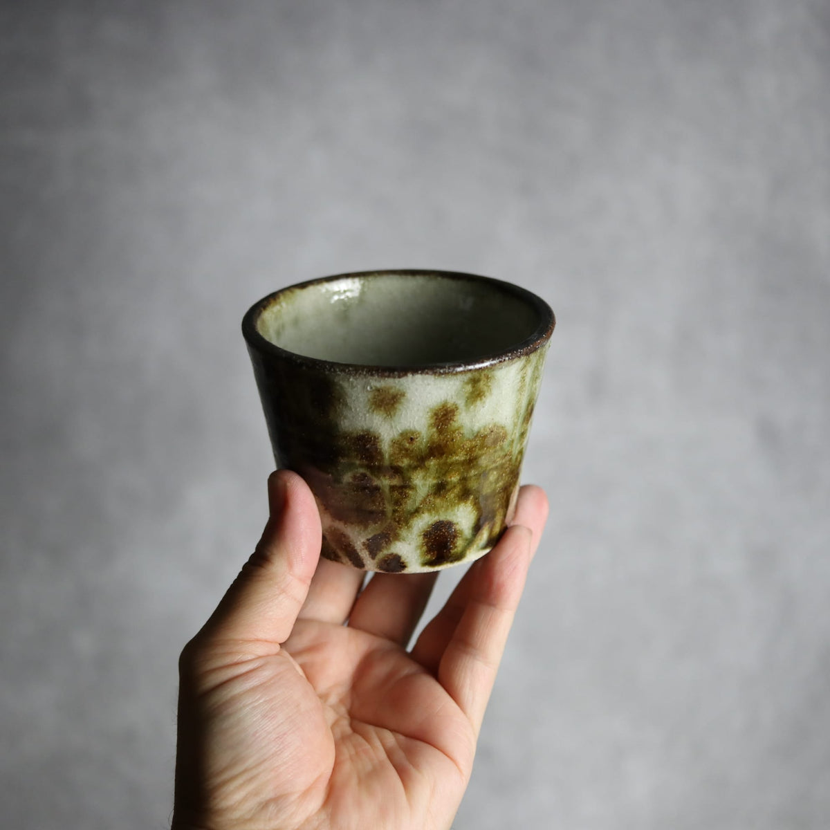 そば猪口1 黒呉須釉 格子唐草 やちむん 陶器 榮一工房
