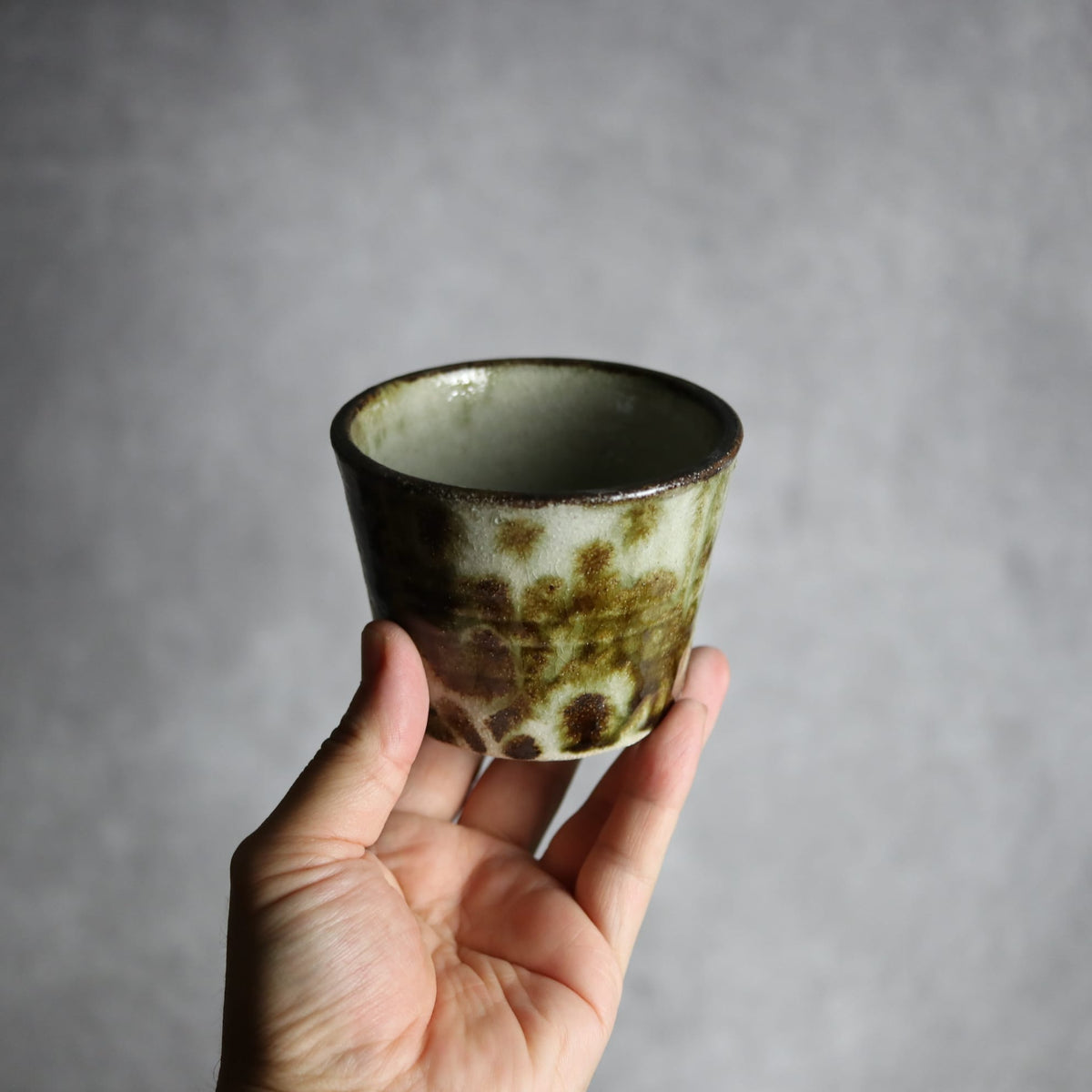 そば猪口1 黒呉須釉 格子唐草 やちむん 陶器 榮一工房