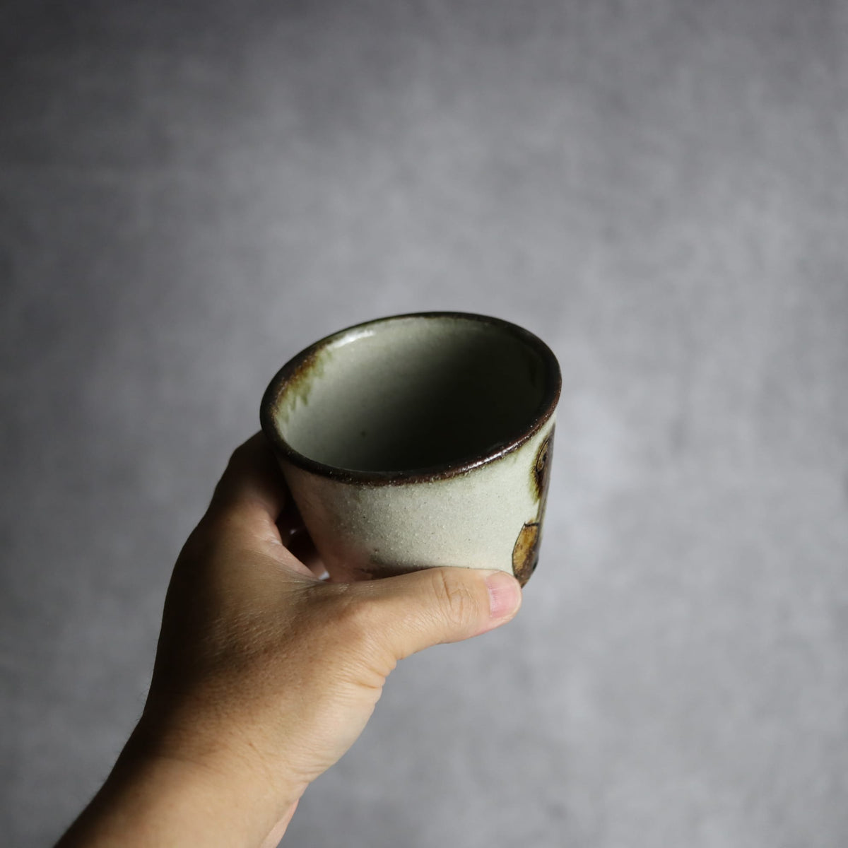 そば猪口1 黒呉須釉 線彫唐草 やちむん 陶器 榮一工房