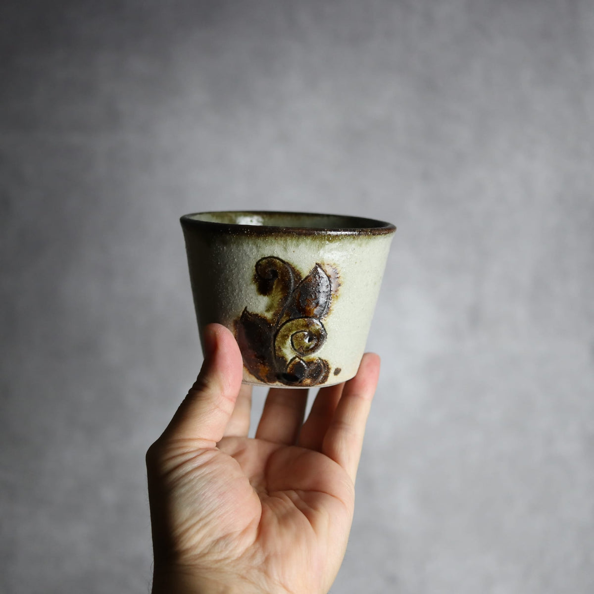 そば猪口1 黒呉須釉 線彫唐草 やちむん 陶器 榮一工房