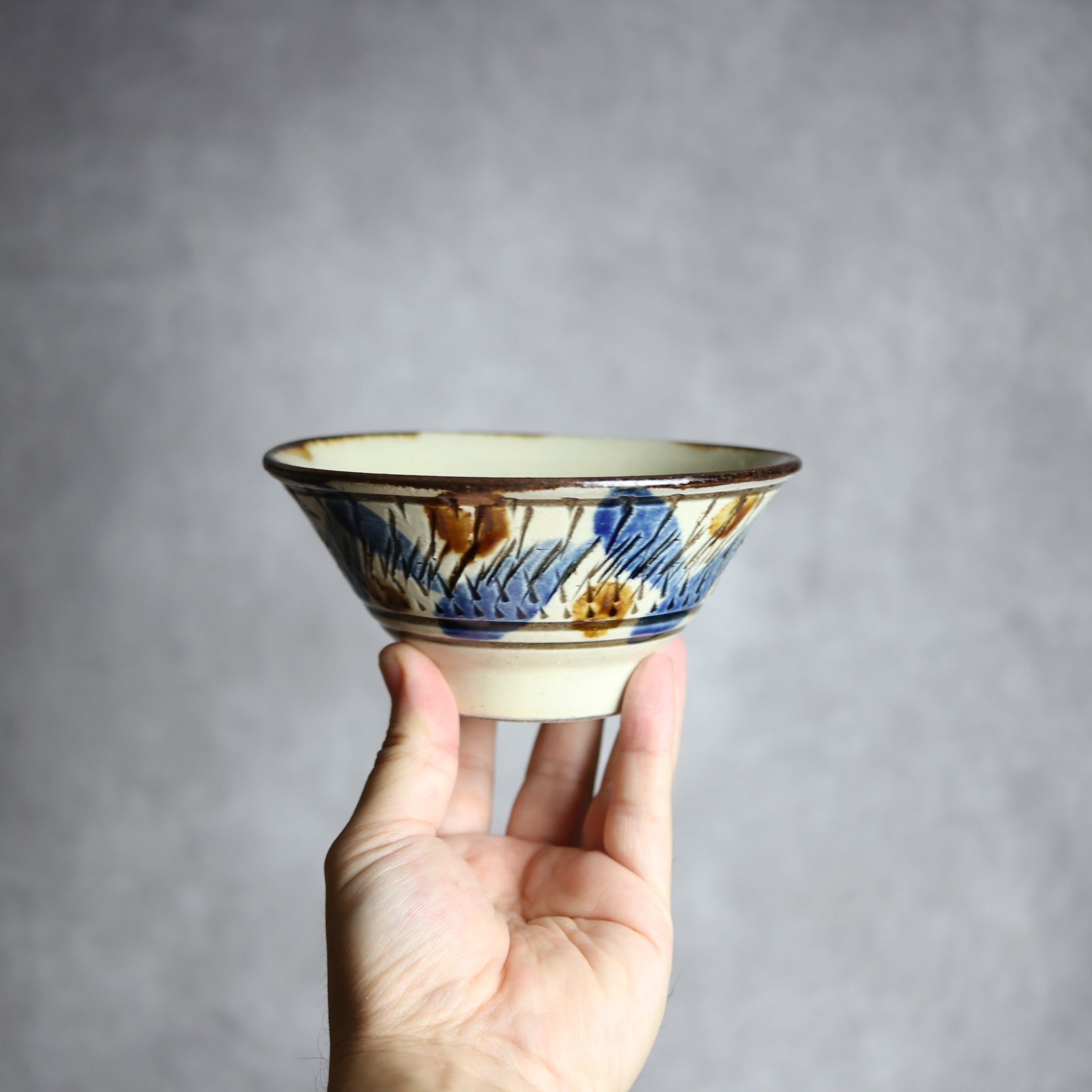 いずみ窯 島袋工房 - 4.5寸マカイ1 飴 呉須釉 飛鉋 格子点打 やちむん 陶器 いずみ窯 島袋工房 - mundasui