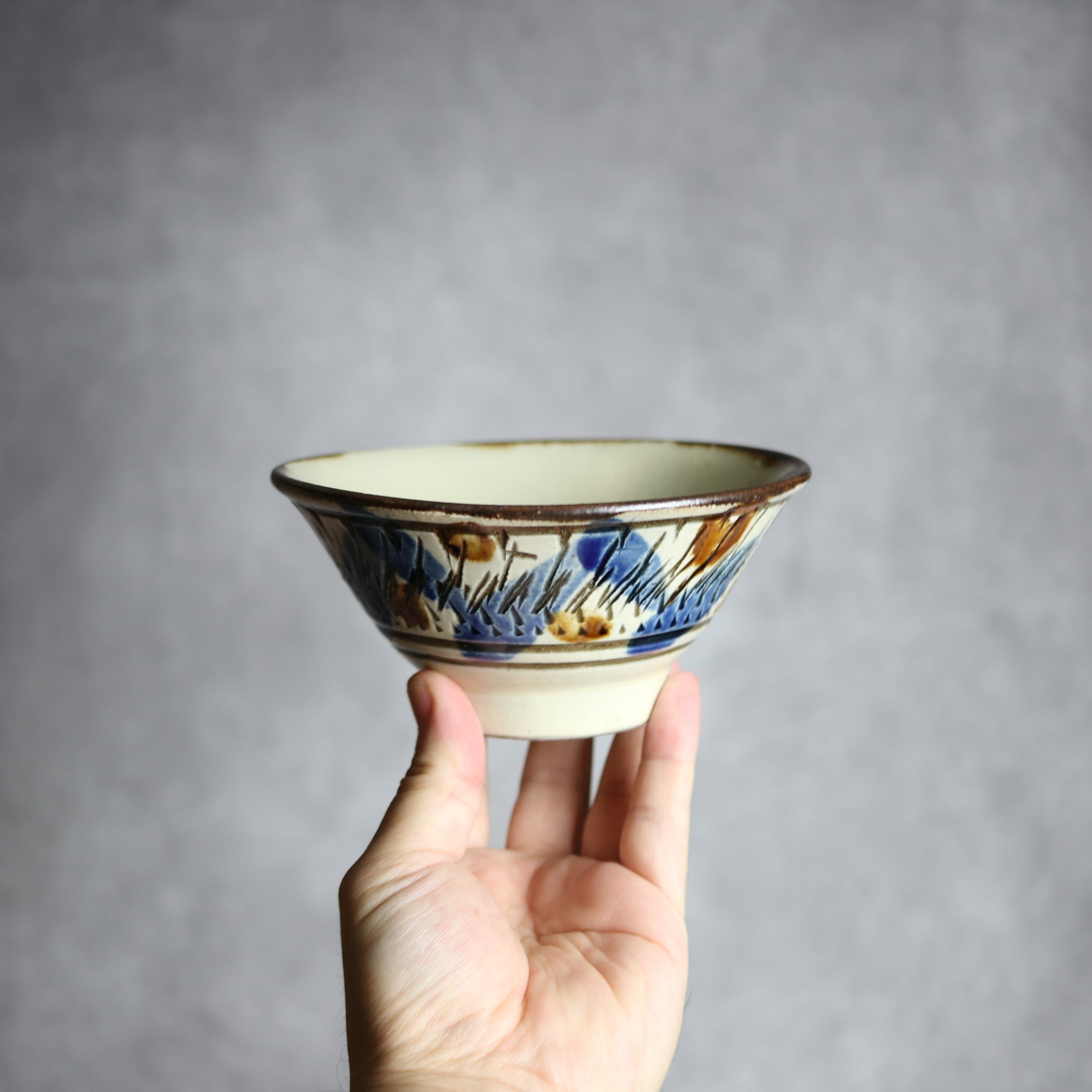 いずみ窯 島袋工房 - 4.5寸マカイ1 飴 呉須釉 飛鉋 格子点打 やちむん 陶器 いずみ窯 島袋工房 - mundasui