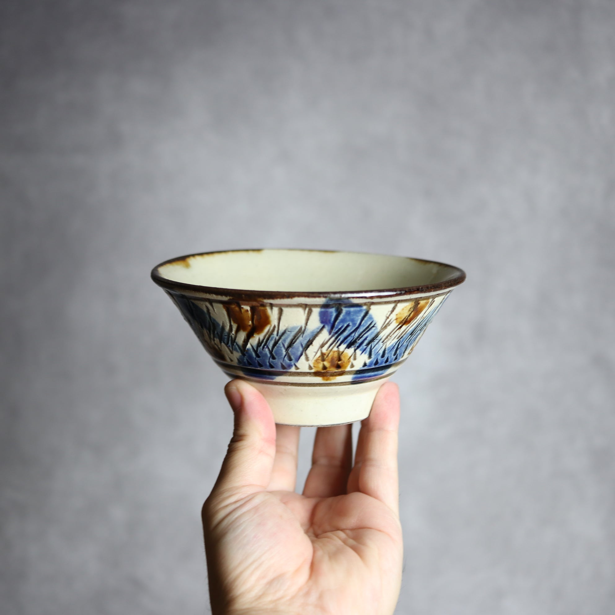 いずみ窯 島袋工房 - 4.5寸マカイ1 飴 呉須釉 飛鉋 格子点打 やちむん 陶器 いずみ窯 島袋工房 - mundasui