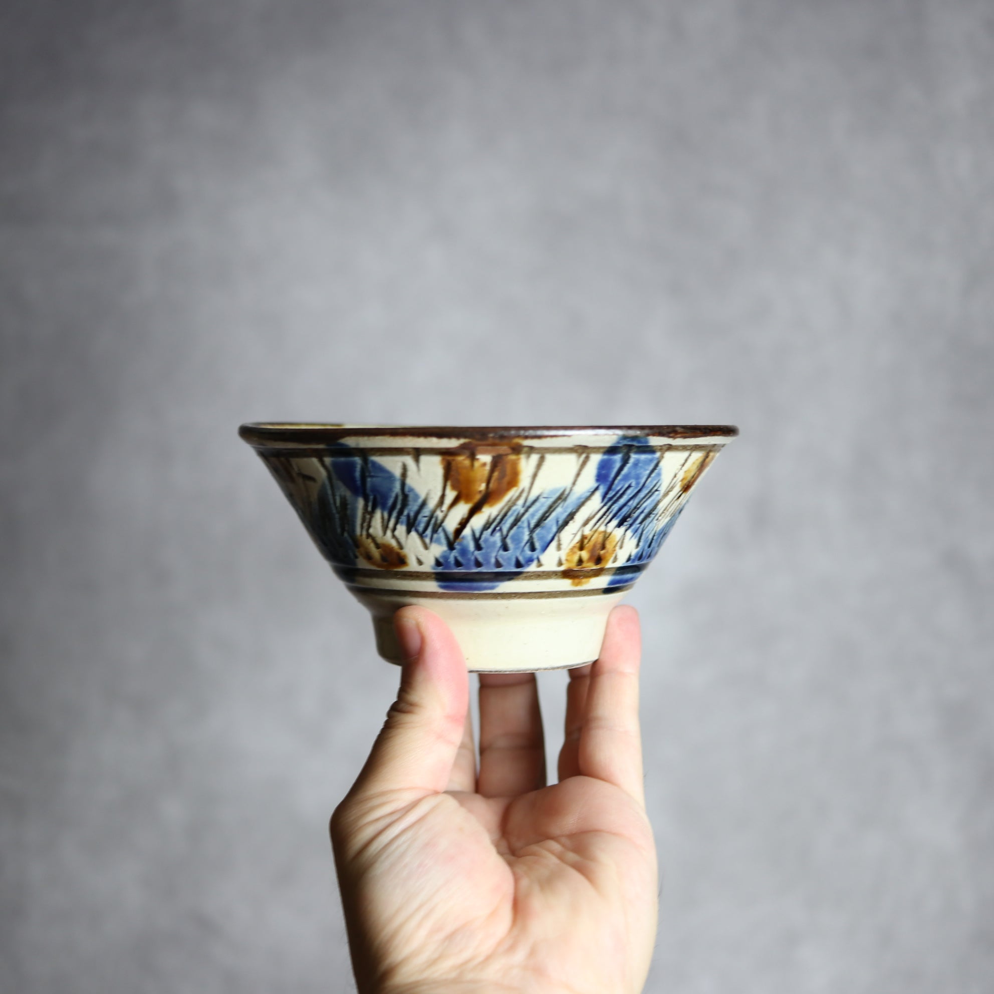 いずみ窯 島袋工房 - 4.5寸マカイ1 飴 呉須釉 飛鉋 格子点打 やちむん 陶器 いずみ窯 島袋工房 - mundasui