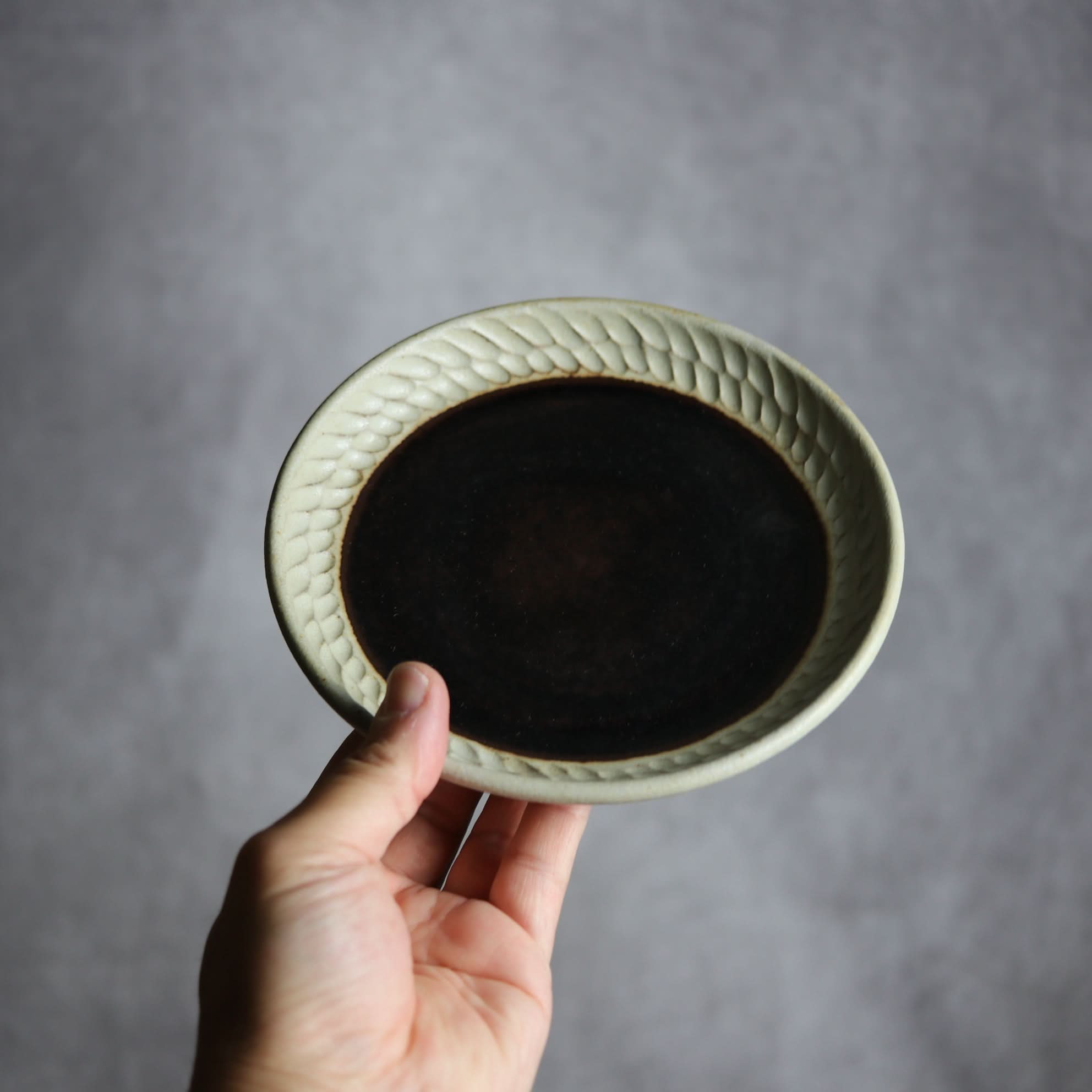 5寸皿1 ナッツ グレー やちむん 陶器 nagaremo やちむん 陶器.