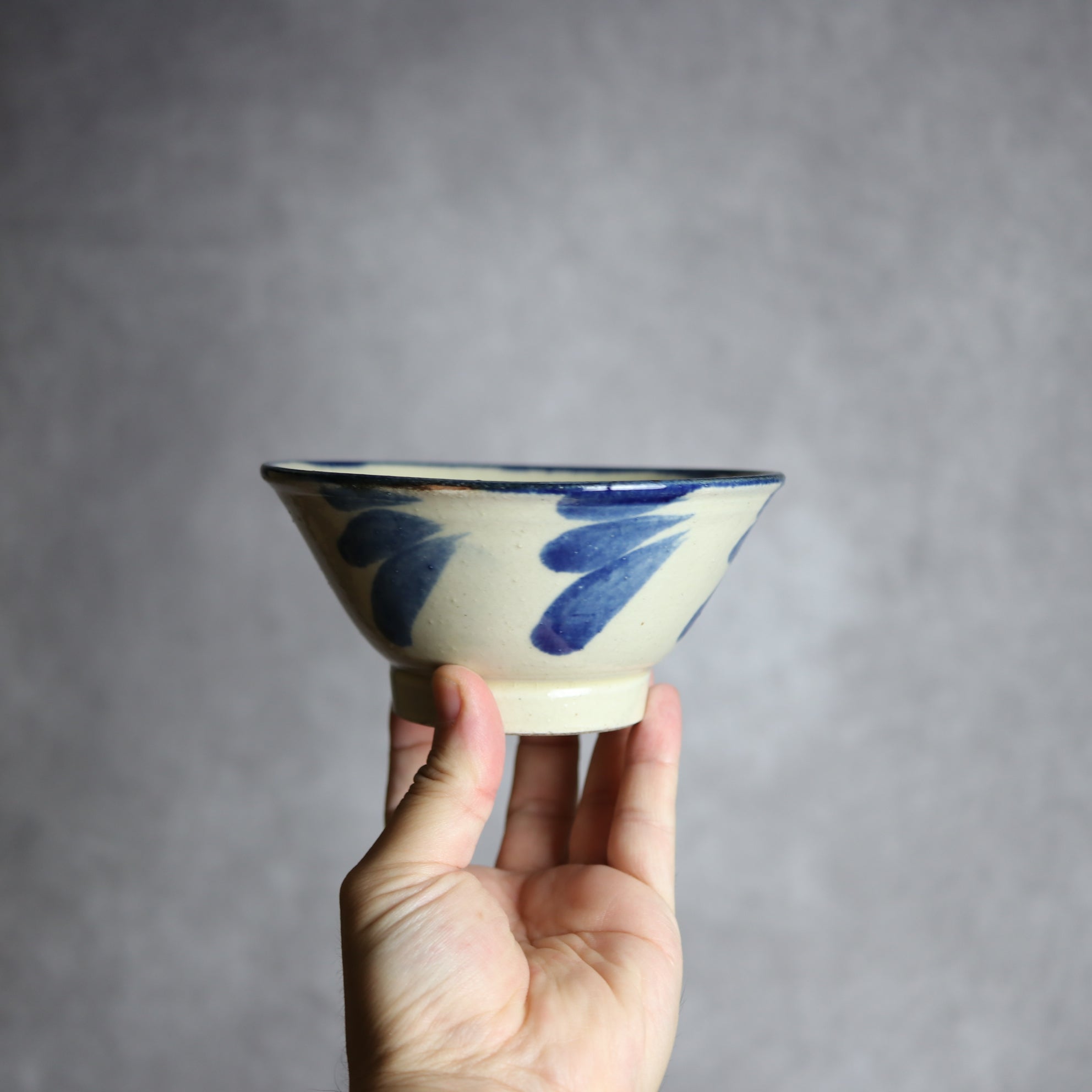 いずみ窯 島袋工房 - 4.5寸マカイ1 呉須釉 葉紋 やちむん 陶器 いずみ窯 島袋工房 - mundasui