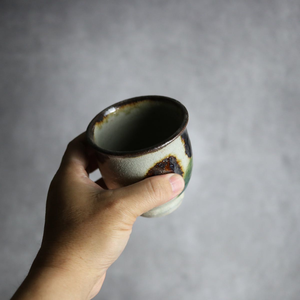湯呑1 三彩 点打 やちむん 陶器 栄一工房