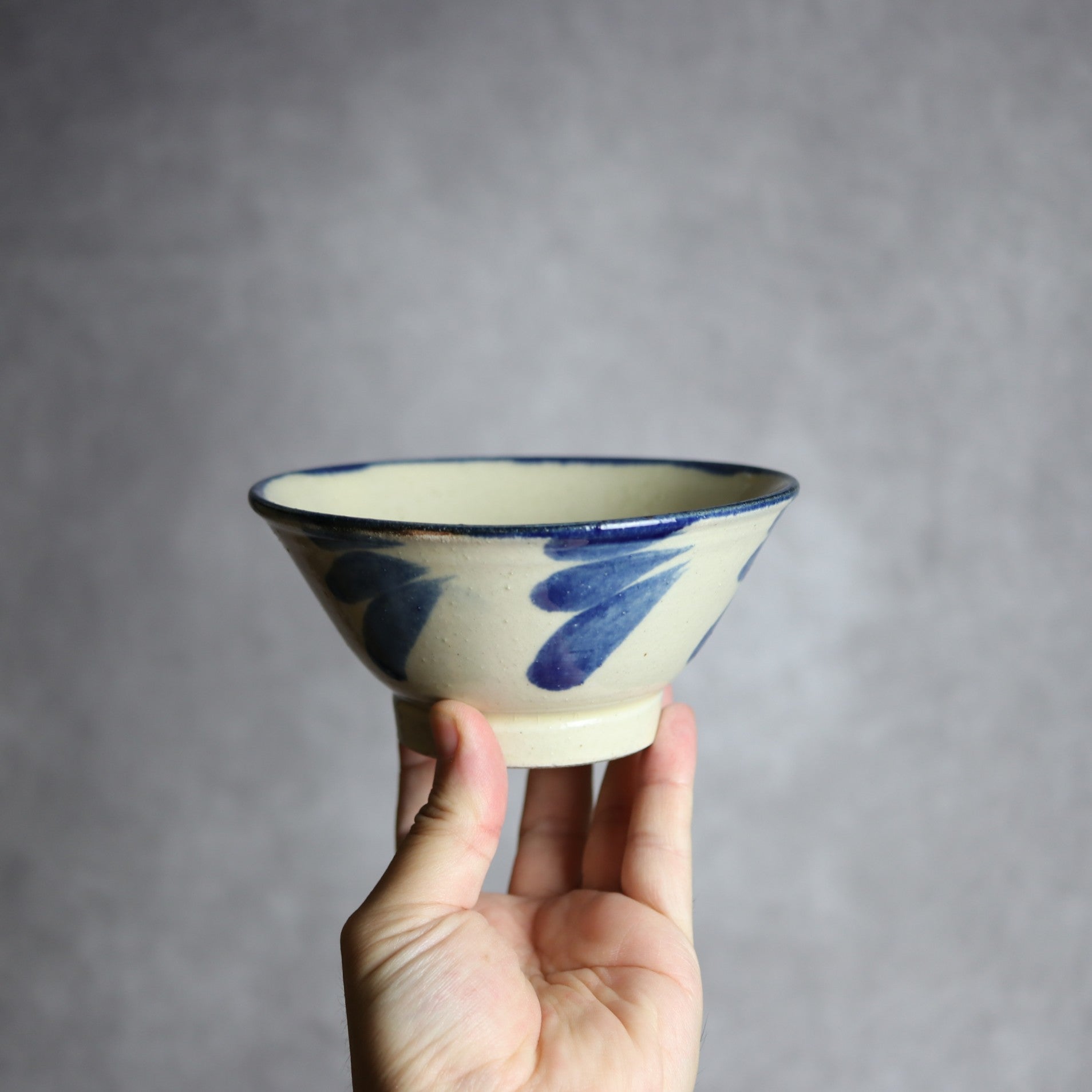 いずみ窯 島袋工房 - 4.5寸マカイ1 呉須釉 葉紋 やちむん 陶器 いずみ窯 島袋工房 - mundasui