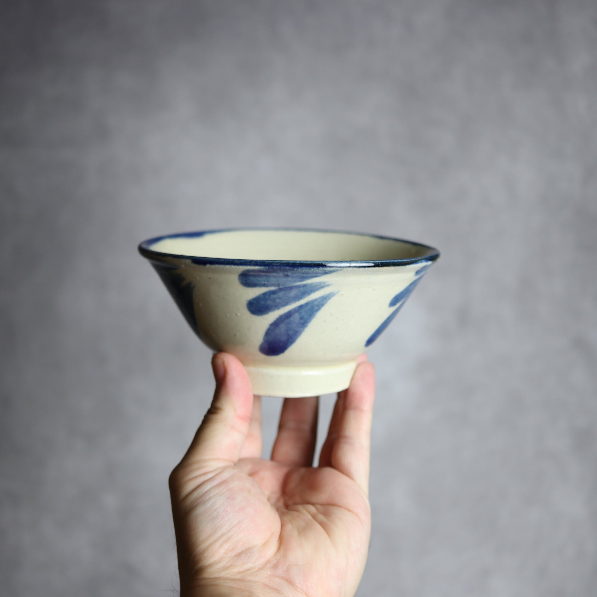 いずみ窯 島袋工房 - 4.5寸マカイ1 呉須釉 葉紋 やちむん 陶器 いずみ窯 島袋工房 - mundasui