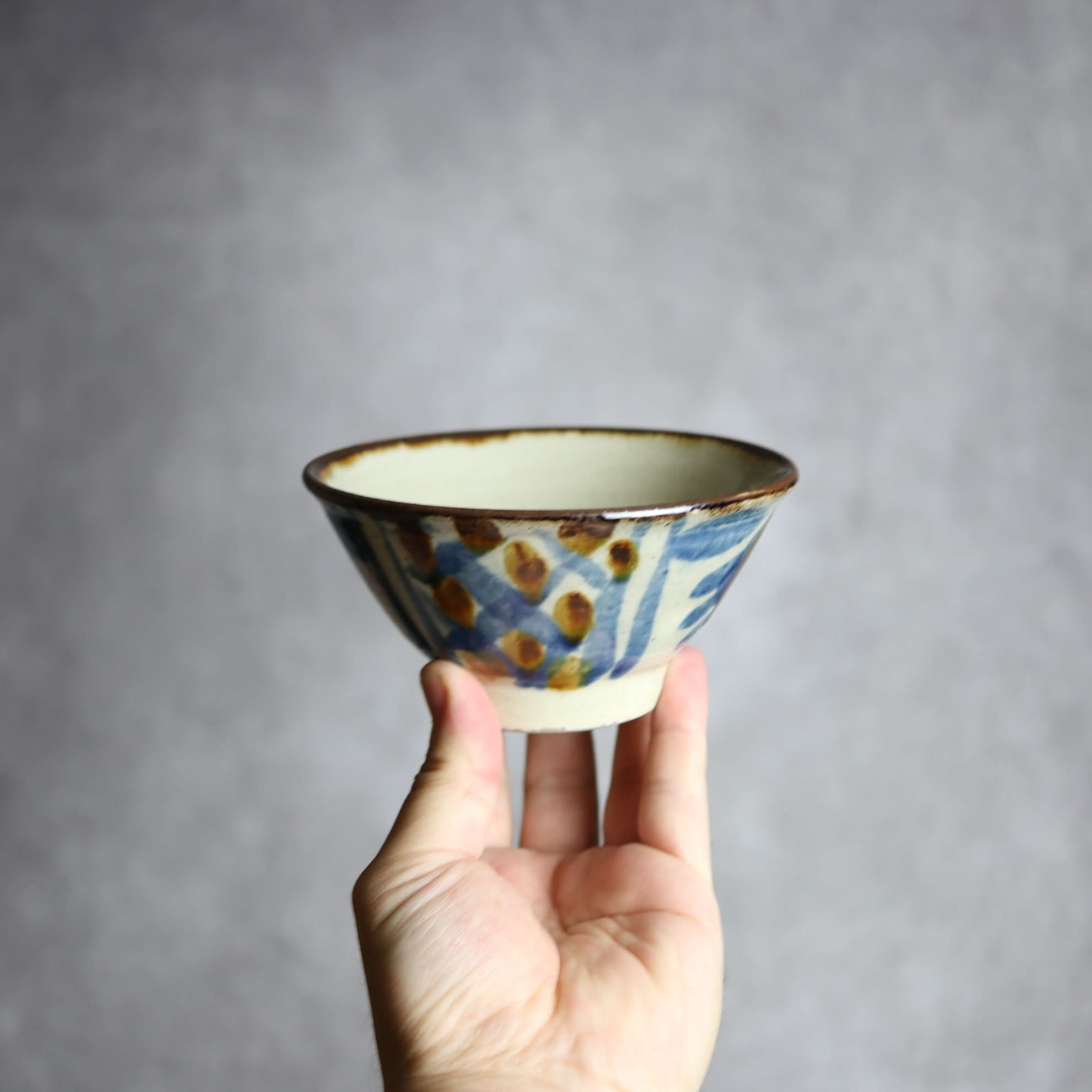 4寸マカイ2 飴 呉須釉 格子点打 菊花唐草 やちむん 陶器 いずみ窯 島袋工房 やちむん 陶器.