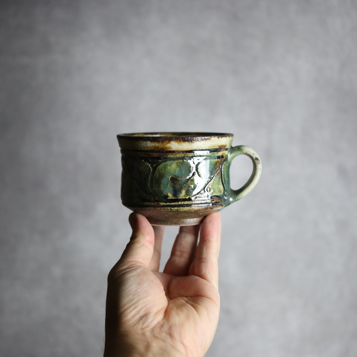 コーヒーカップ1 三彩 線彫唐草 やちむん 陶器 栄一工房