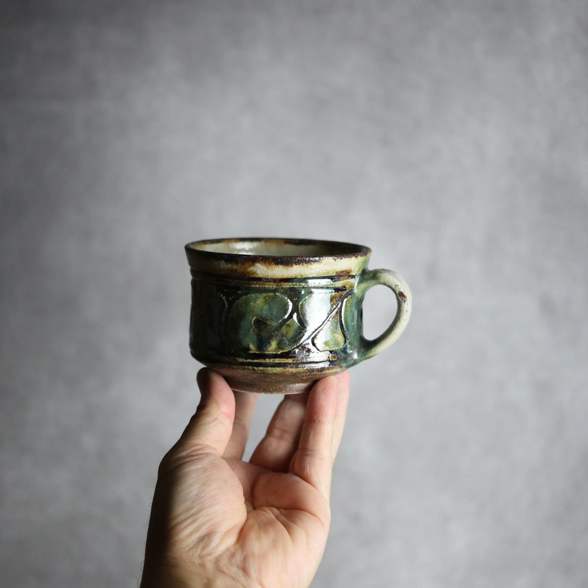 コーヒーカップ1 三彩 線彫唐草 やちむん 陶器 栄一工房