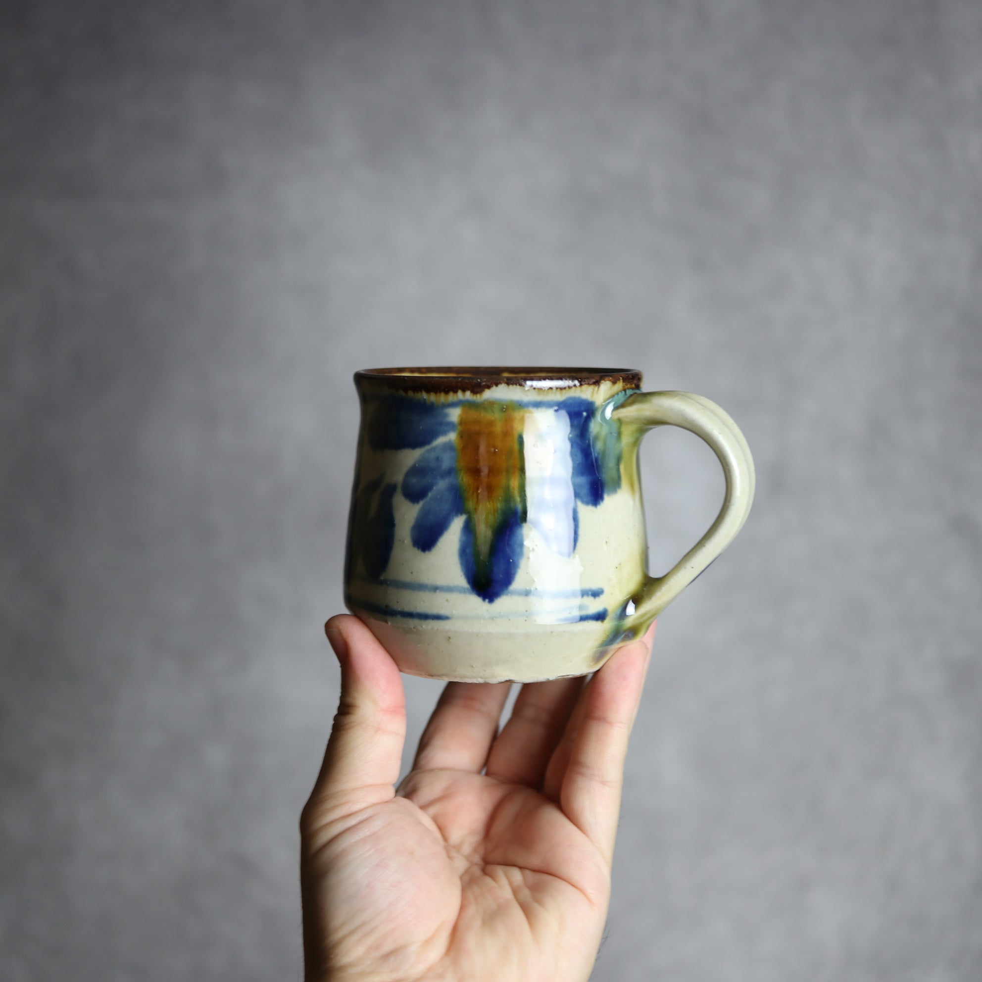 いずみ窯 島袋工房 - マグカップ1 飴 呉須釉 菊花紋 やちむん 陶器 いずみ窯 島袋工房 - mundasui