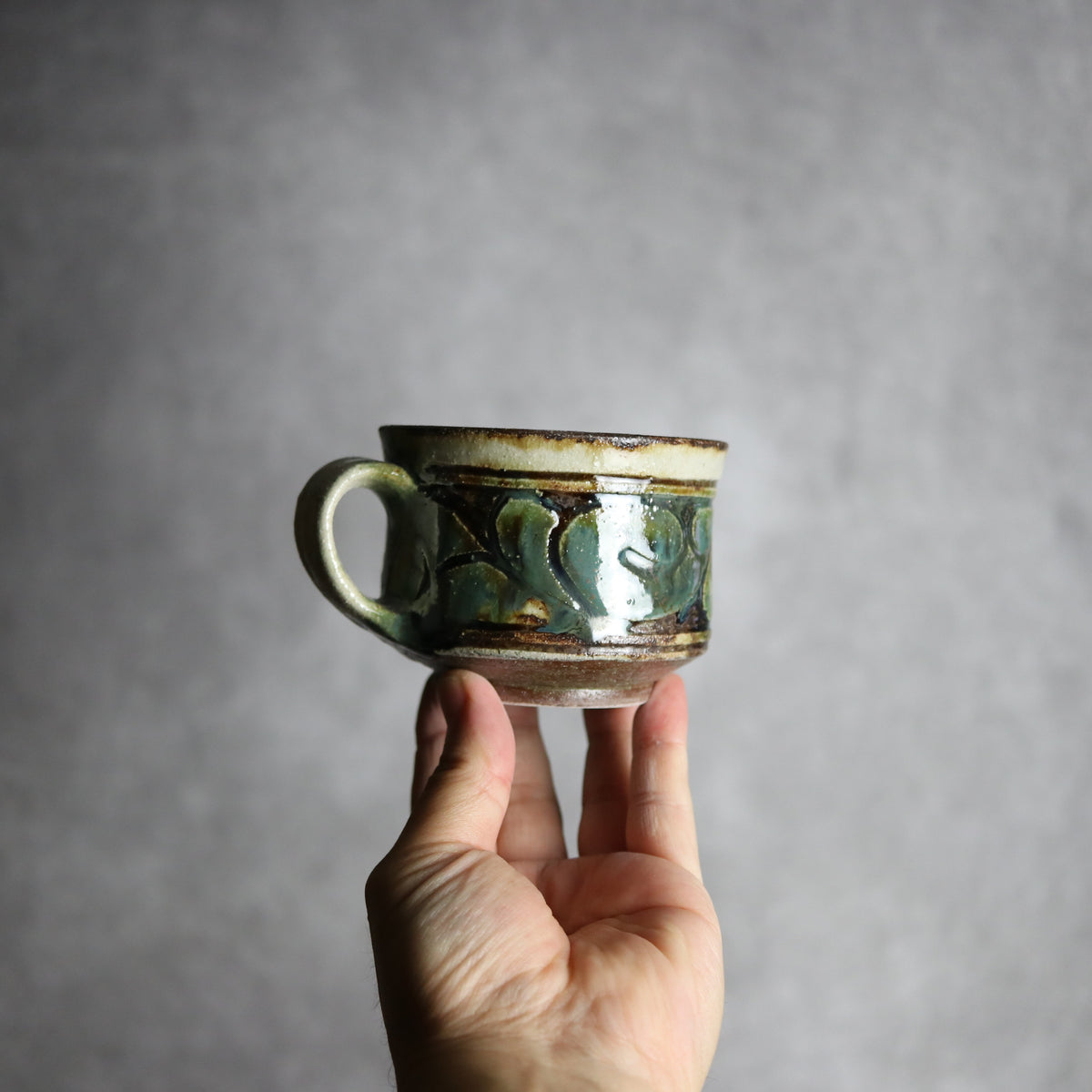 コーヒーカップ1 三彩 線彫唐草 やちむん 陶器 栄一工房