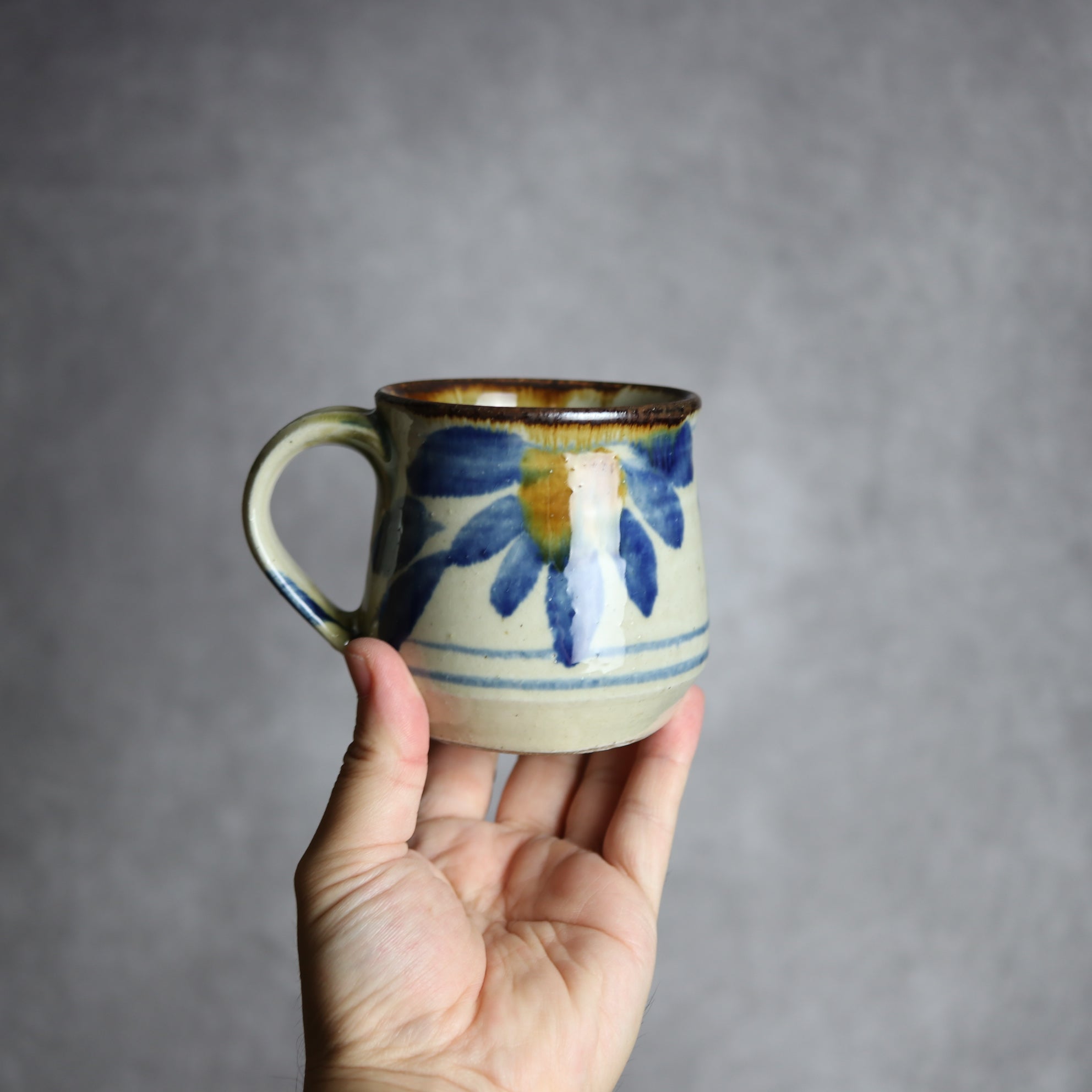 いずみ窯 島袋工房 - マグカップ1 飴 呉須釉 菊花紋 やちむん 陶器 いずみ窯 島袋工房 - mundasui