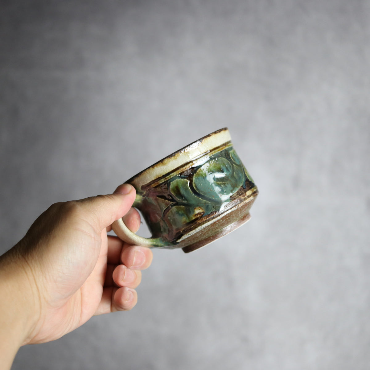 コーヒーカップ1 三彩 線彫唐草 やちむん 陶器 栄一工房