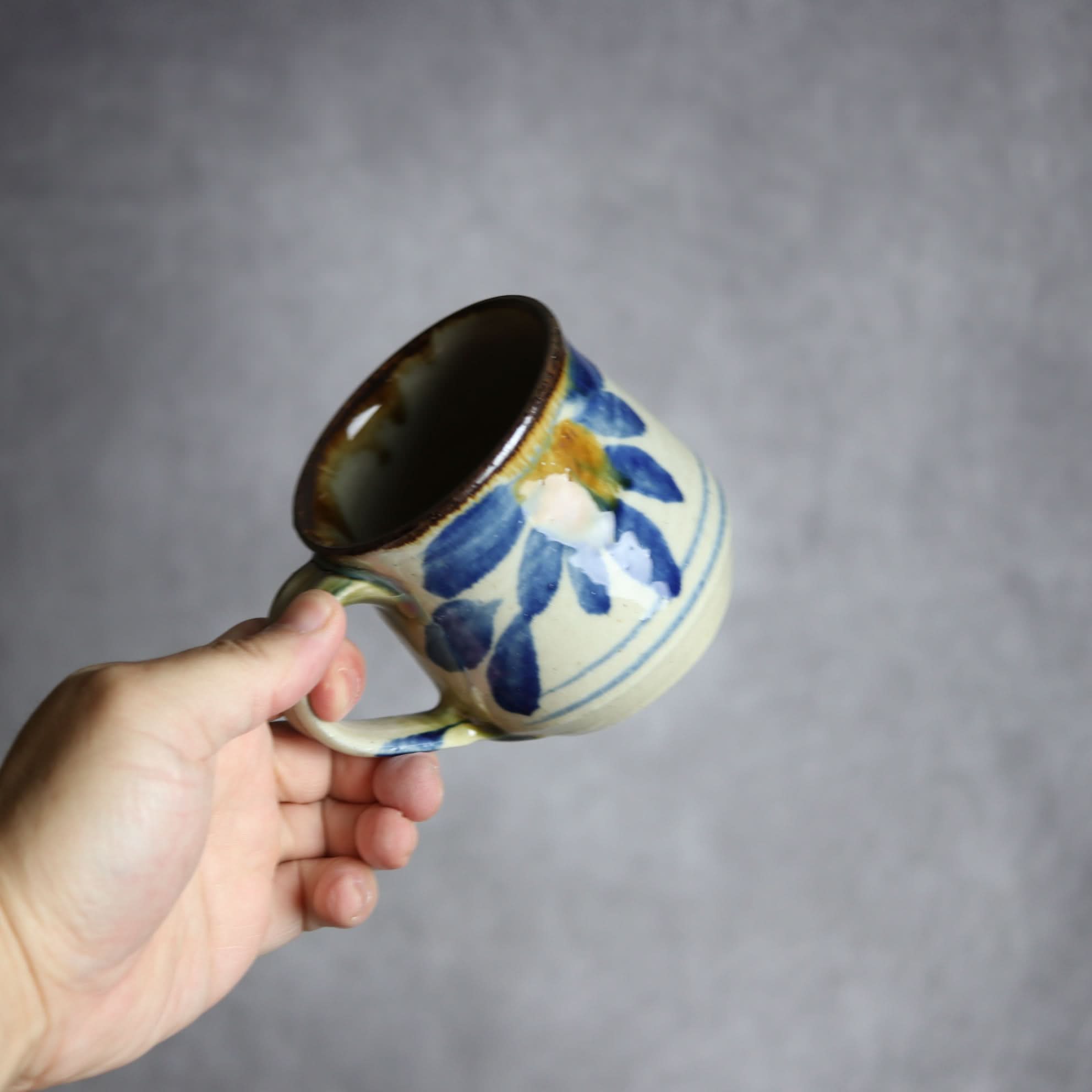 マグカップ1 飴 呉須釉 菊花紋 やちむん 陶器 いずみ窯 島袋工房 やちむん 陶器.