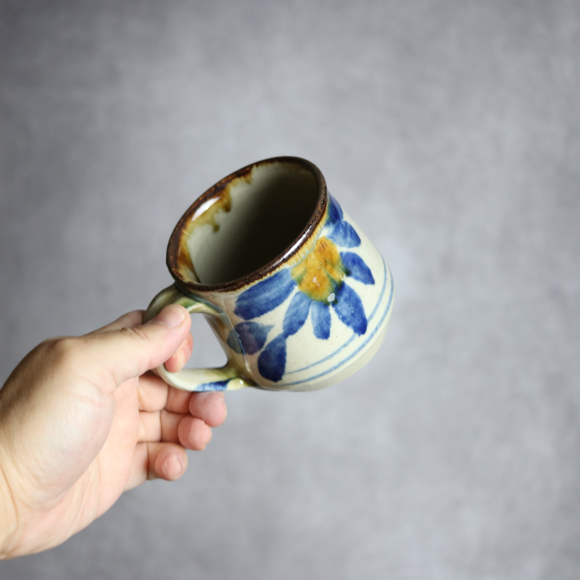 いずみ窯 島袋工房 - マグカップ1 飴 呉須釉 菊花紋 やちむん 陶器 いずみ窯 島袋工房 - mundasui
