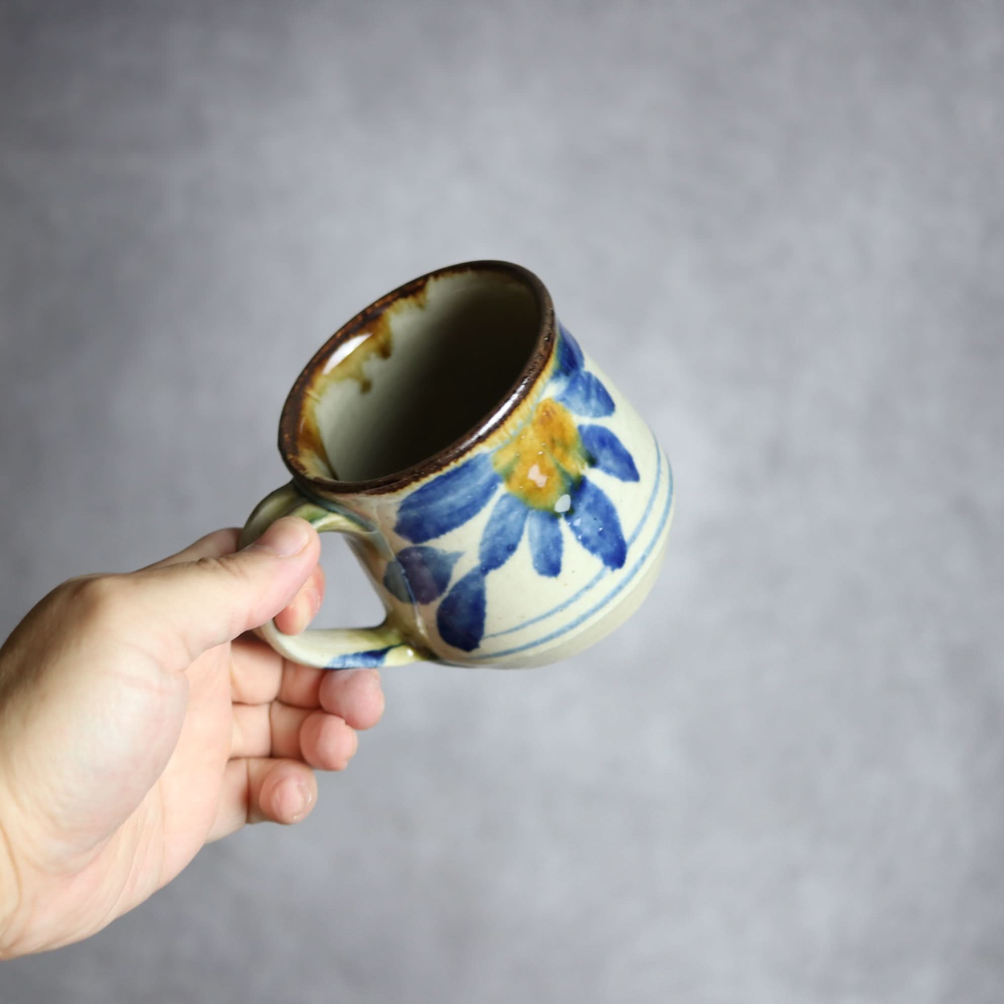 マグカップ1 飴 呉須釉 菊花紋 やちむん 陶器 いずみ窯 島袋工房 やちむん 陶器.