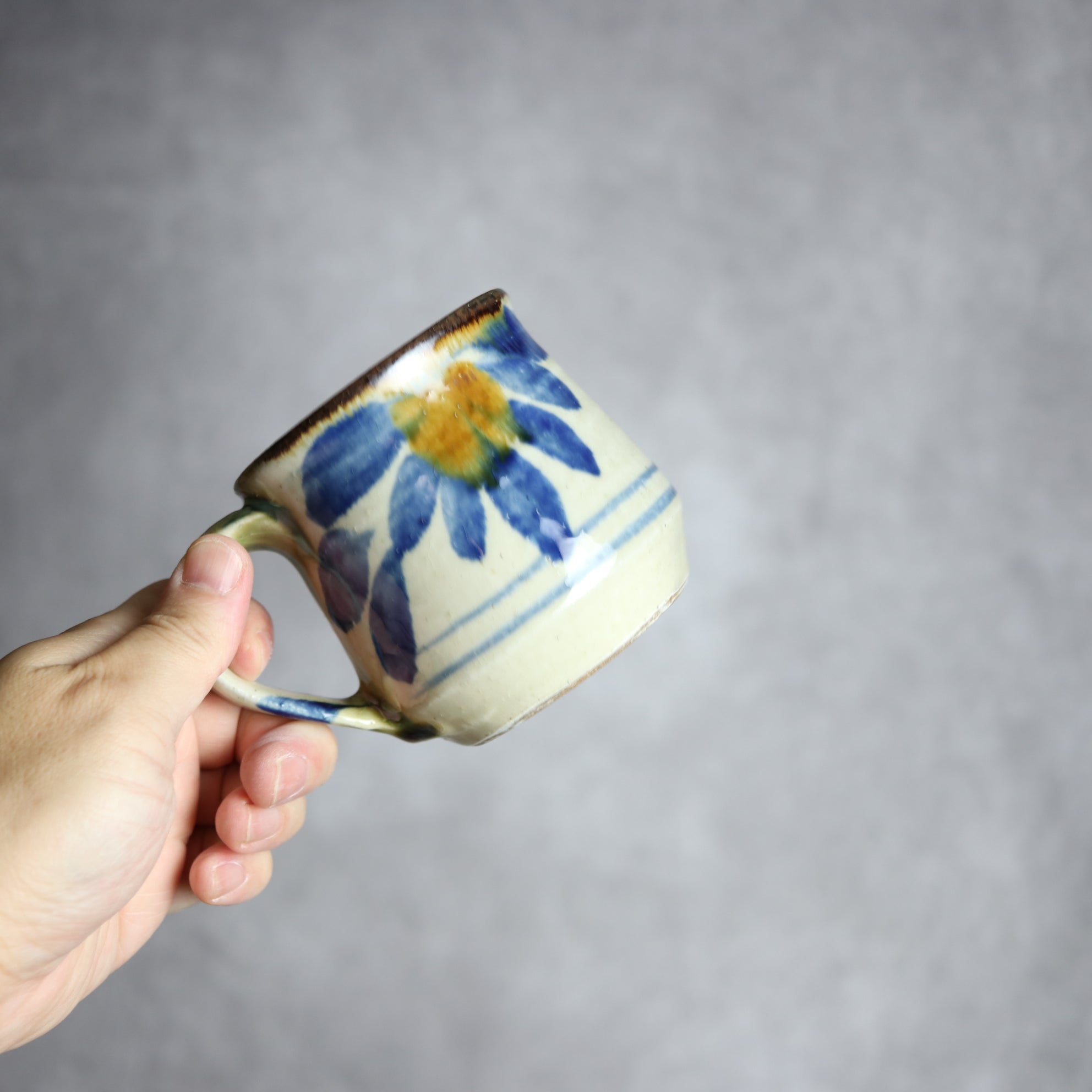 いずみ窯 島袋工房 - マグカップ1 飴 呉須釉 菊花紋 やちむん 陶器 いずみ窯 島袋工房 - mundasui