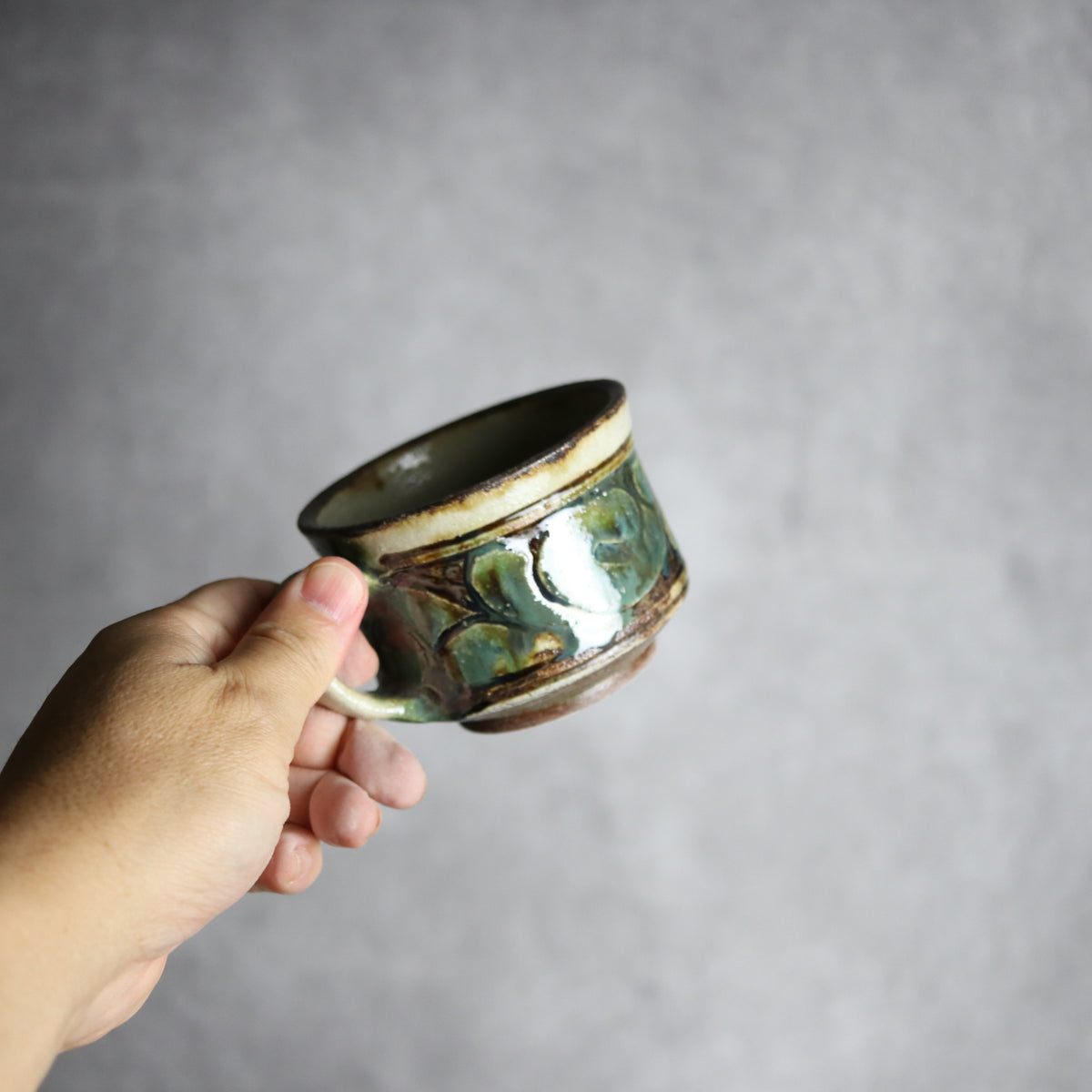 コーヒーカップ1 三彩 線彫唐草 やちむん 陶器 栄一工房