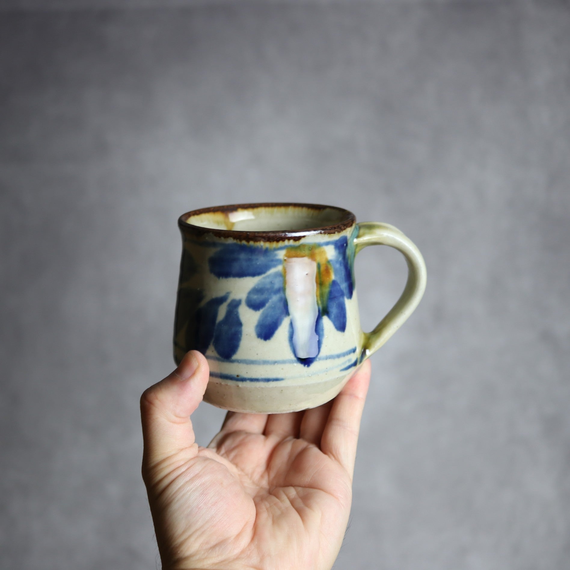いずみ窯 島袋工房 - マグカップ1 飴 呉須釉 菊花紋 やちむん 陶器 いずみ窯 島袋工房 - mundasui