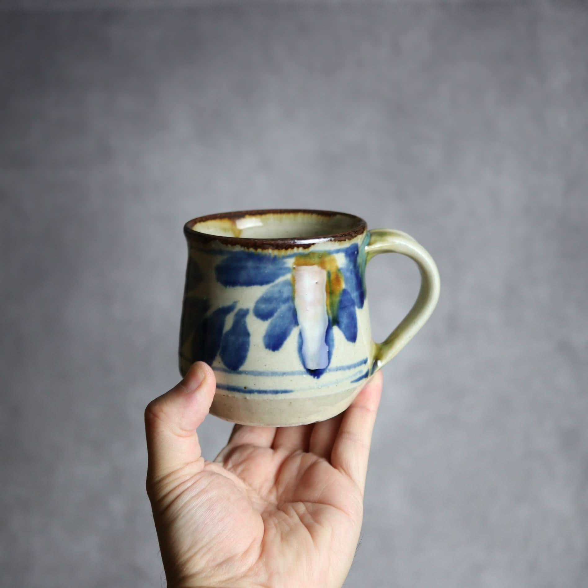 マグカップ1 飴 呉須釉 菊花紋 やちむん 陶器 いずみ窯 島袋工房 やちむん 陶器.