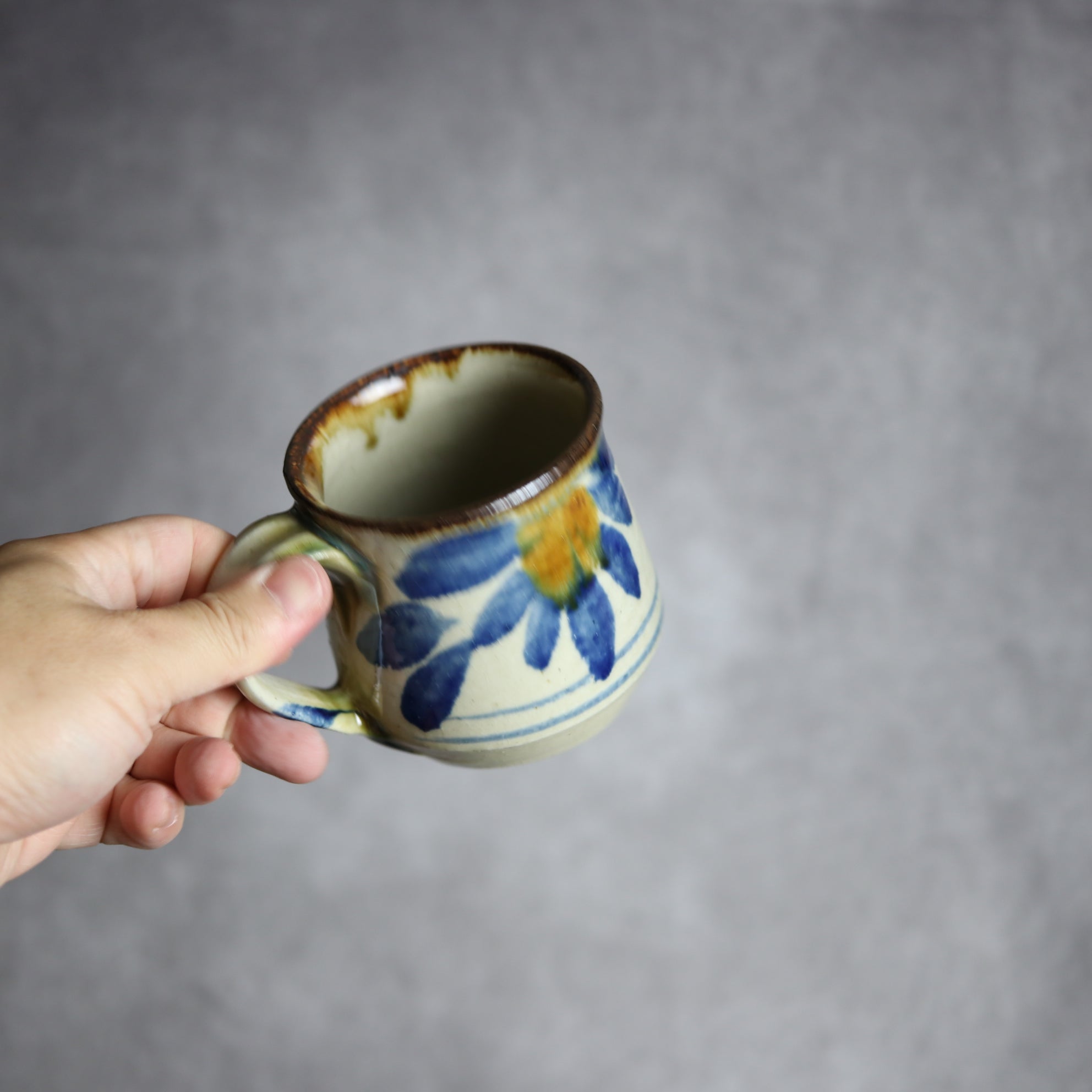 いずみ窯 島袋工房 - マグカップ1 飴 呉須釉 菊花紋 やちむん 陶器 いずみ窯 島袋工房 - mundasui