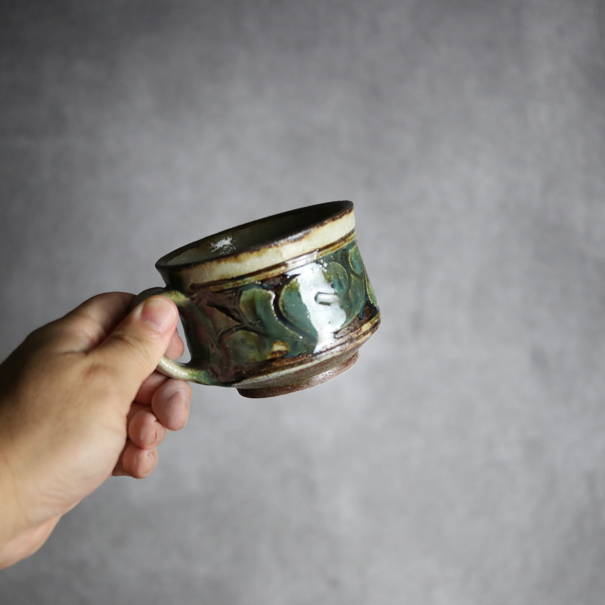 コーヒーカップ1 三彩 線彫唐草 やちむん 陶器 栄一工房
