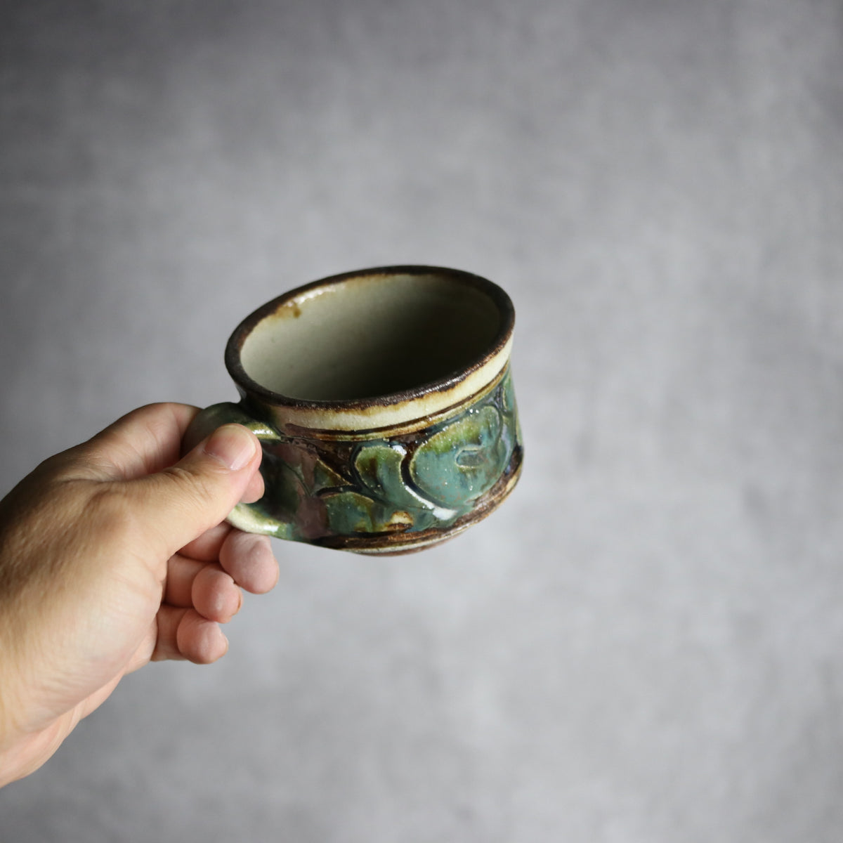 コーヒーカップ1 三彩 線彫唐草 やちむん 陶器 栄一工房