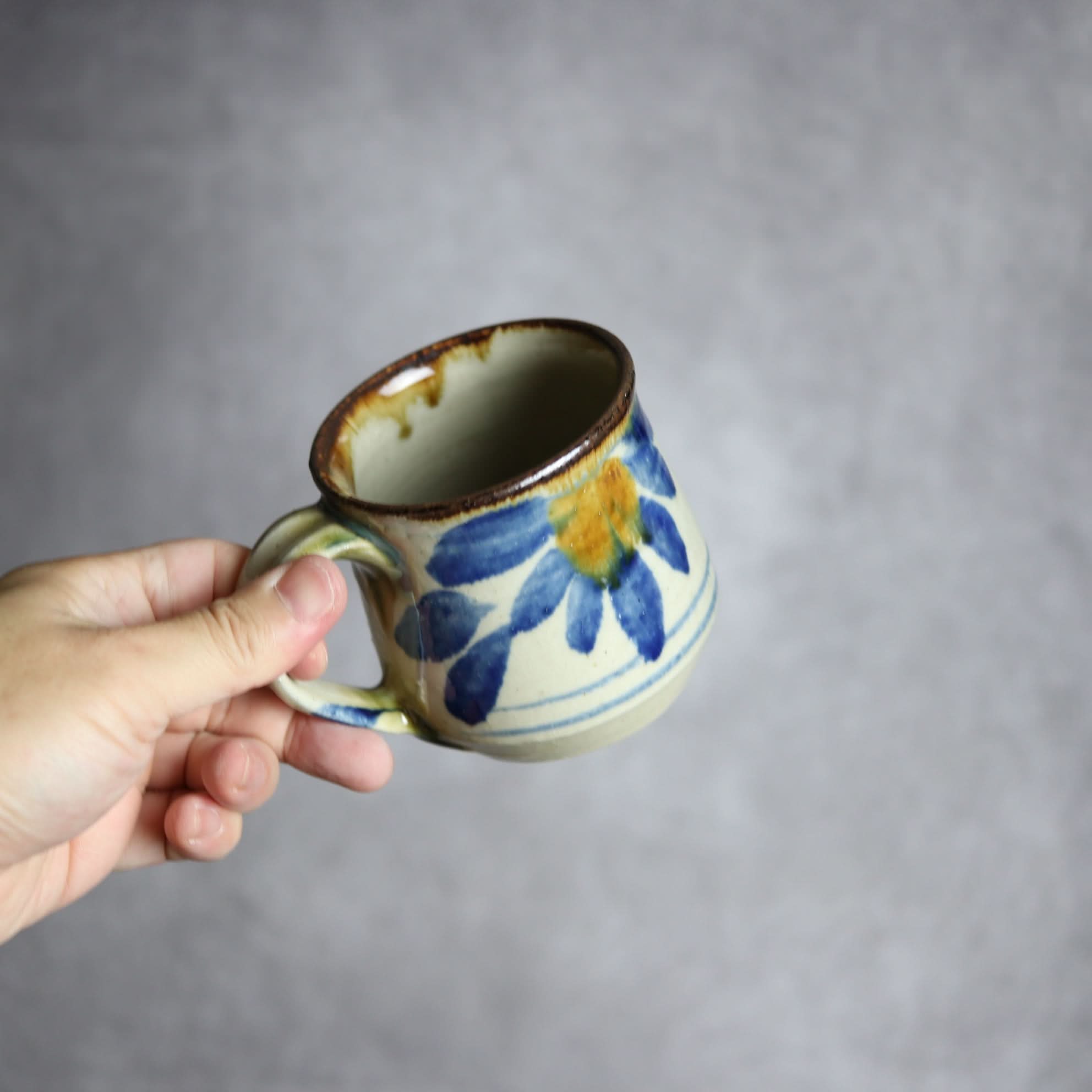 マグカップ1 飴 呉須釉 菊花紋 やちむん 陶器 いずみ窯 島袋工房 やちむん 陶器.