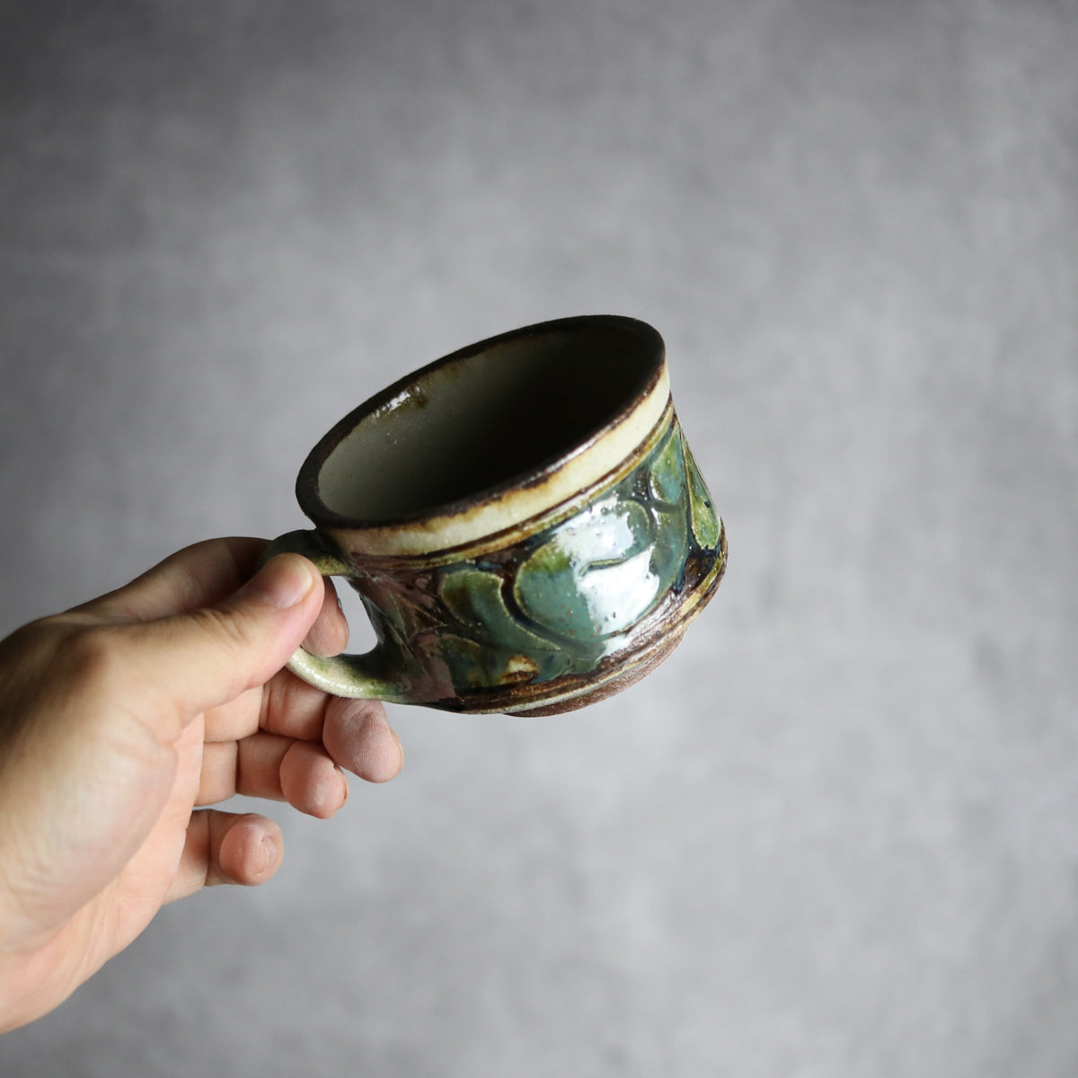 コーヒーカップ1 三彩 線彫唐草 やちむん 陶器 栄一工房