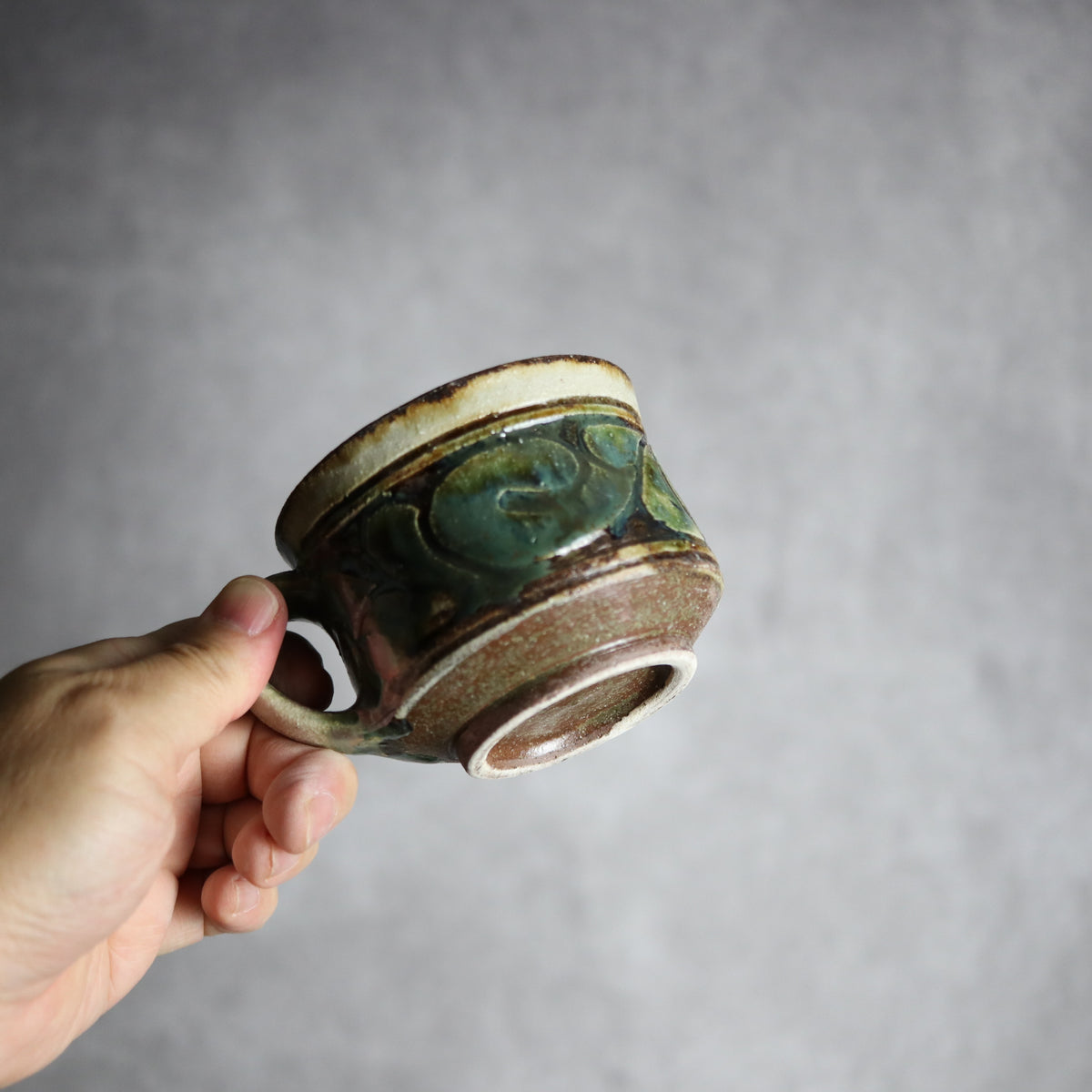 コーヒーカップ1 三彩 線彫唐草 やちむん 陶器 栄一工房