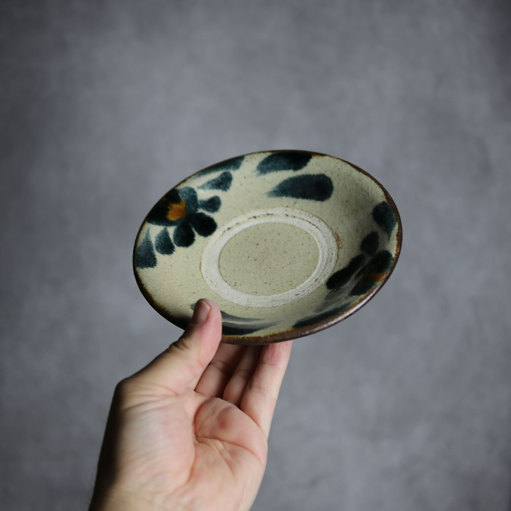4.5寸皿1 飴 呉須釉 菊唐草 やちむん 陶器 北窯 松田共司工房 やちむん 陶器.