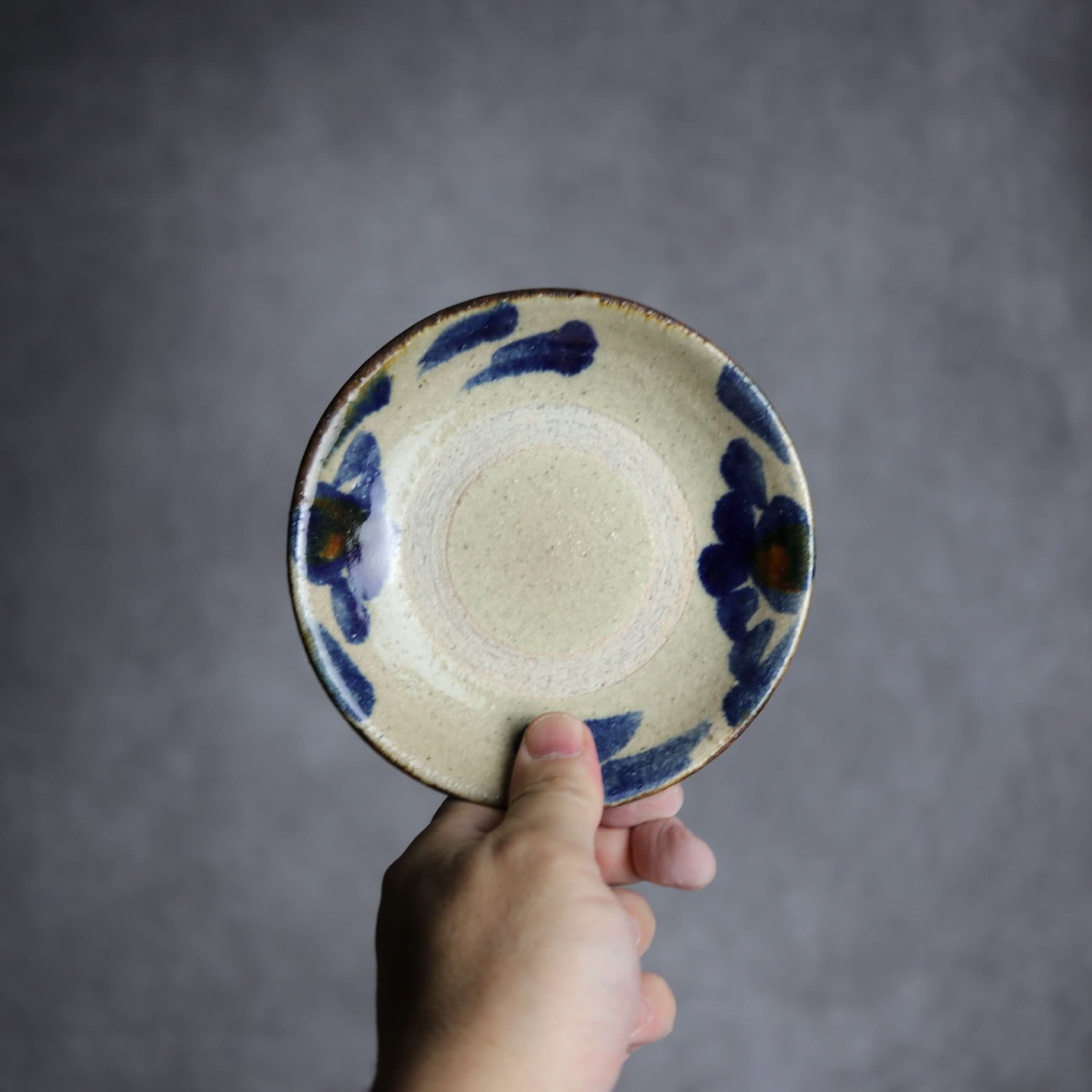 4寸皿1 飴 呉須釉 菊唐草 やちむん 陶器 北窯 松田共司工房 やちむん 陶器.