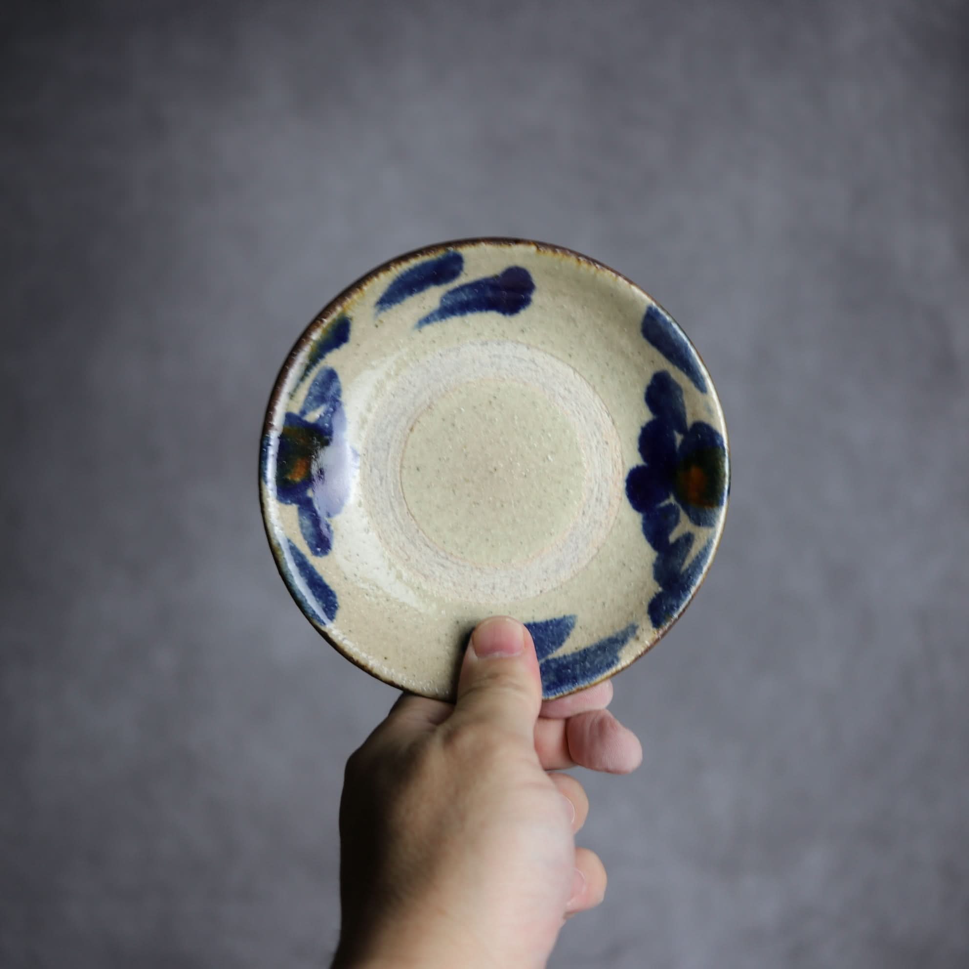 4寸皿1 飴 呉須釉 菊唐草 やちむん 陶器 北窯 松田共司工房 やちむん 陶器.