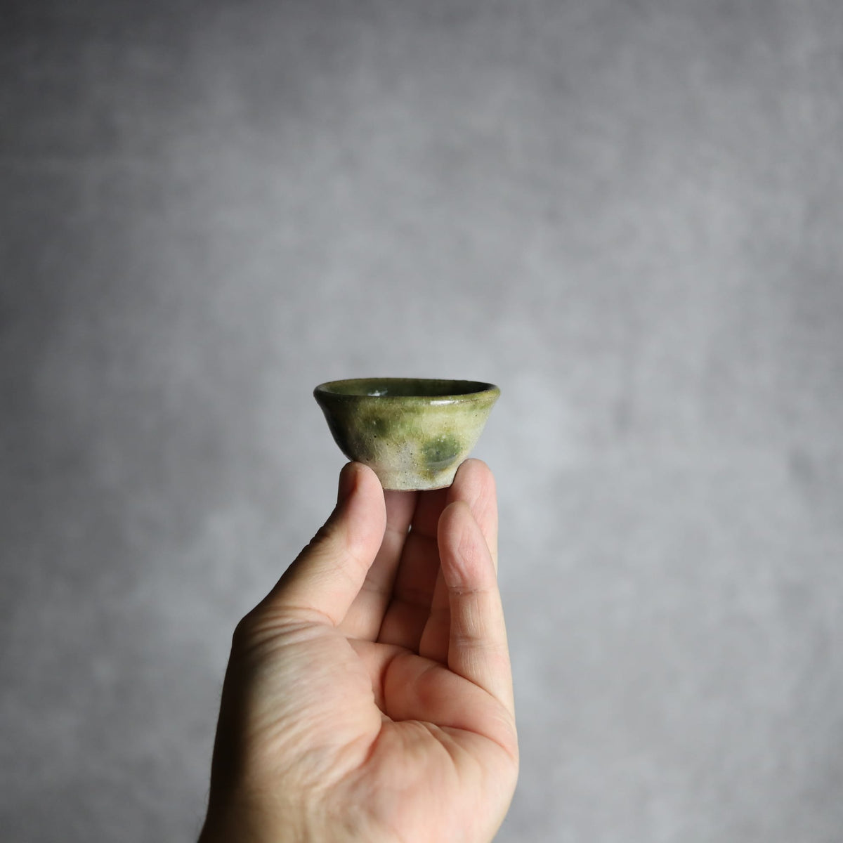 猪口1 緑釉 点打 やちむん 陶器 栄一工房