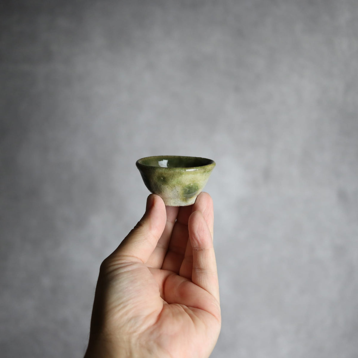 猪口1 緑釉 点打 やちむん 陶器 栄一工房