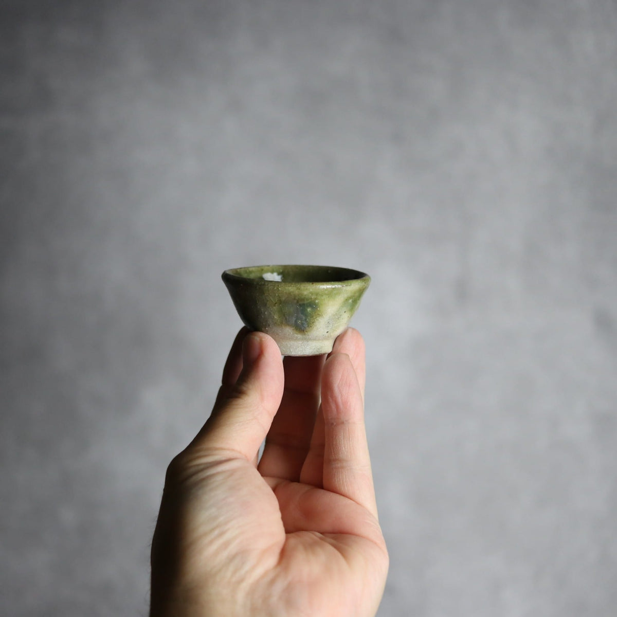 猪口1 緑釉 点打 やちむん 陶器 栄一工房