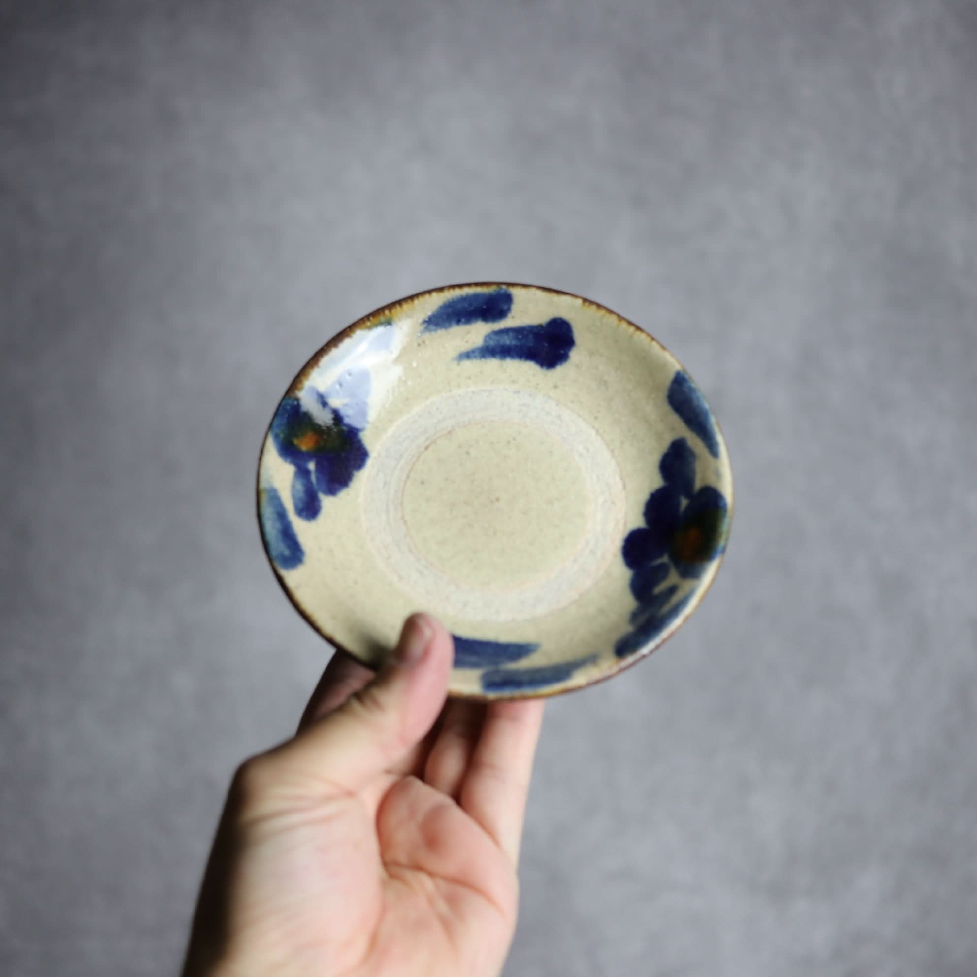 4寸皿1 飴 呉須釉 菊唐草 やちむん 陶器 北窯 松田共司工房 やちむん 陶器.